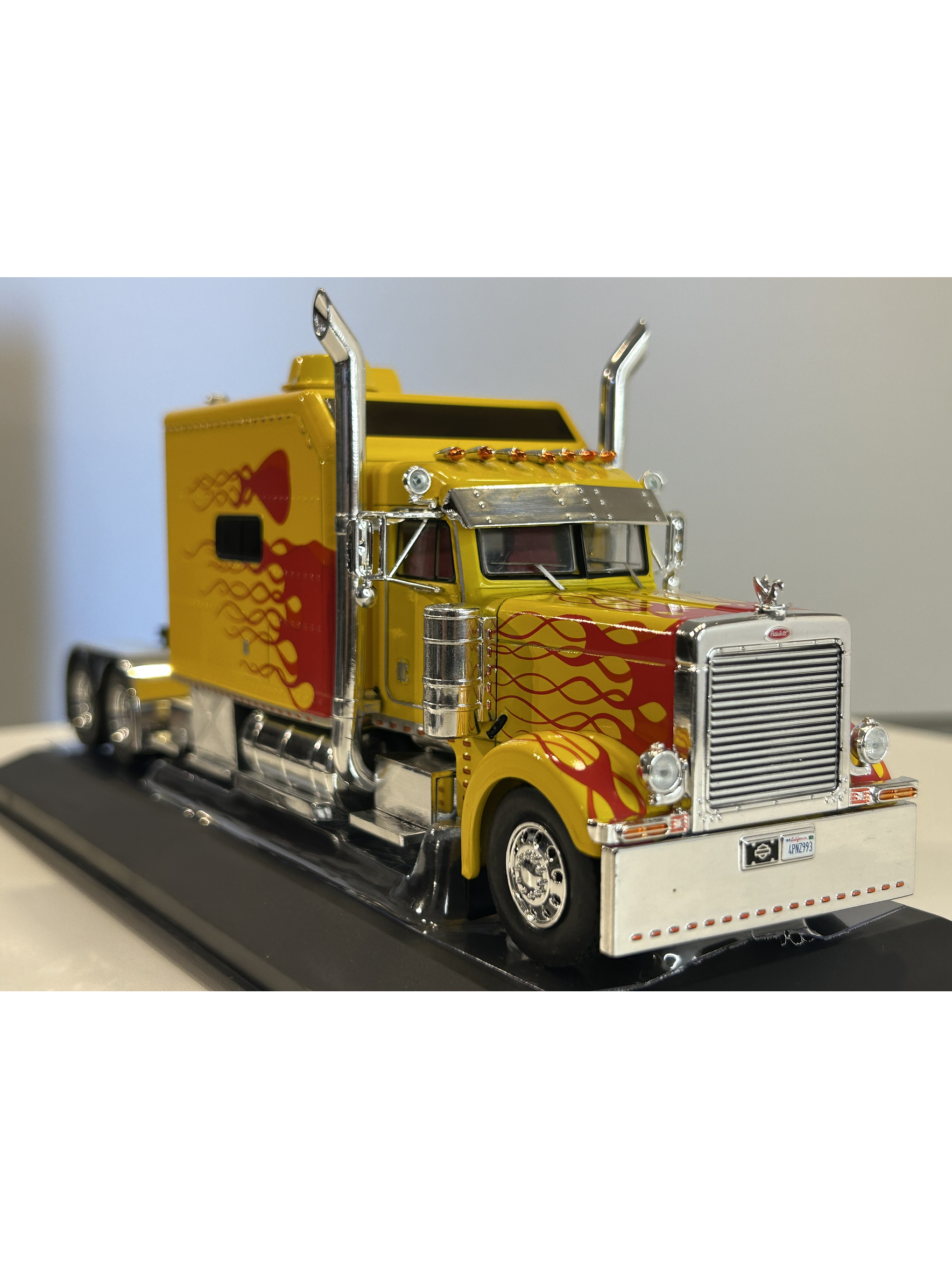 Peterbilt 379 Custom (2002) – IXO TR193.22 – Escala 1:43. – Camión americano clásico con sleeper y flamas 5