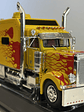 Peterbilt 379 Custom (2002) – IXO TR193.22 – Escala 1:43. – Camión americano clásico con sleeper y flamas - Miniatura 5