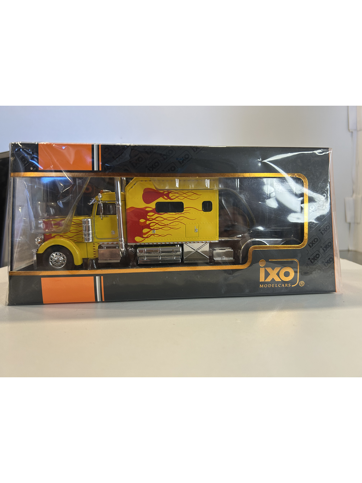 Peterbilt 379 Custom (2002) – IXO TR193.22 – Escala 1:43. – Camión americano clásico con sleeper y flamas 12