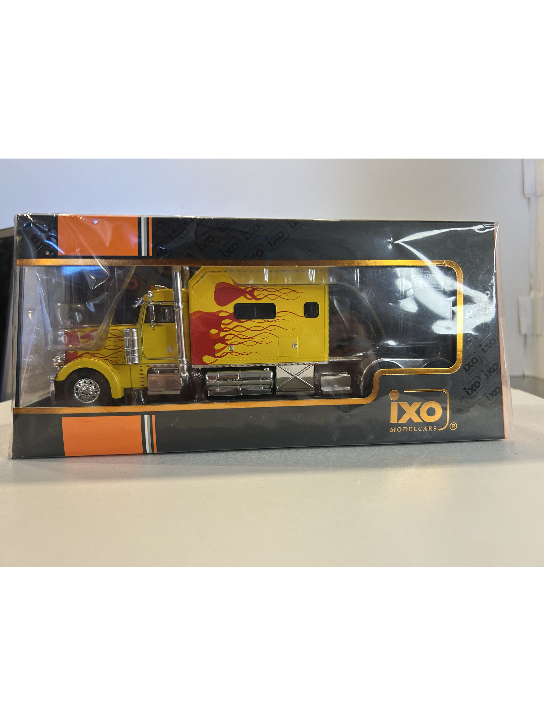 Peterbilt 379 Custom (2002) – IXO TR193.22 – Escala 1:43. – Camión americano clásico con sleeper y flamas 12