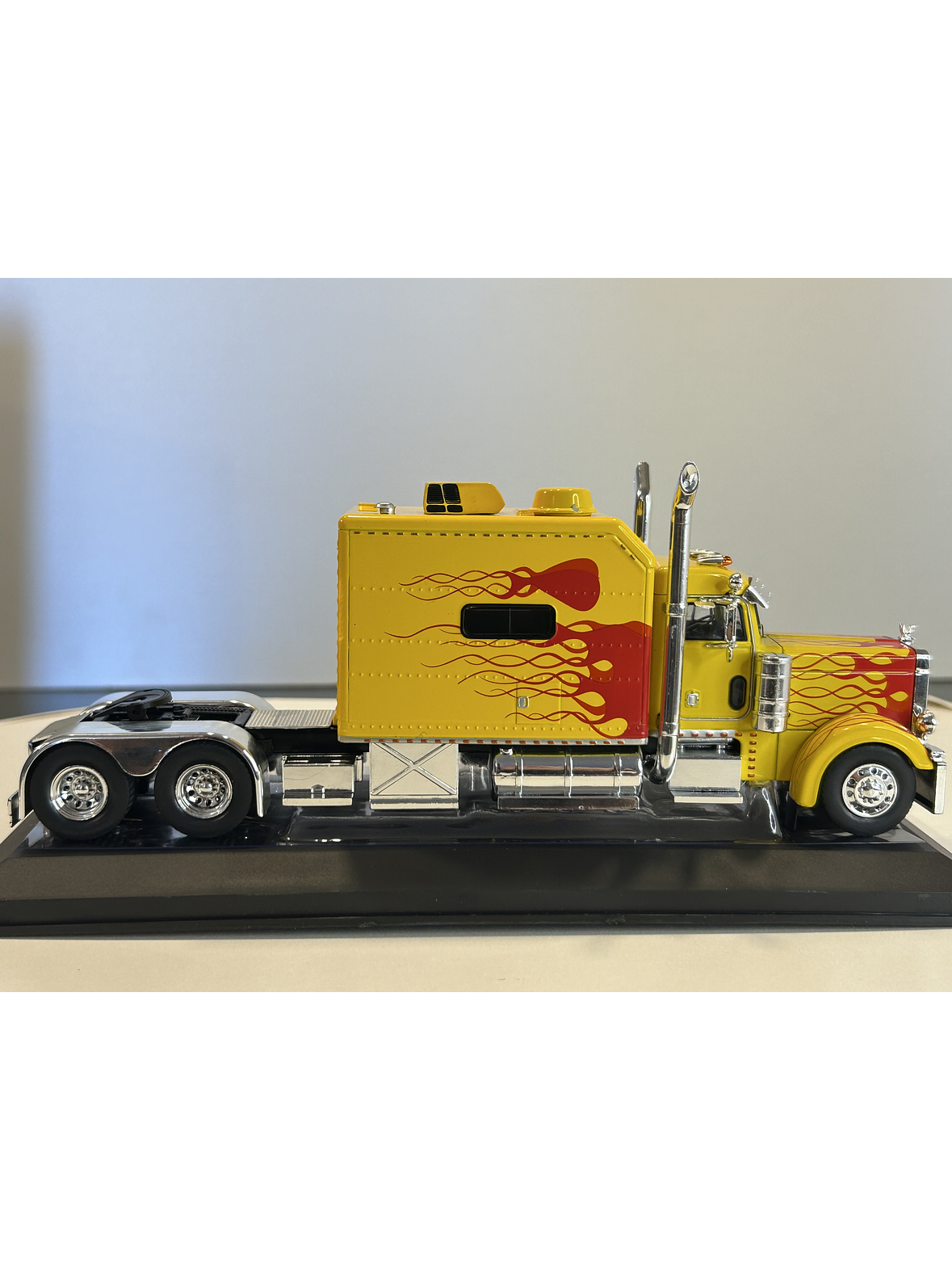 Peterbilt 379 Custom (2002) – IXO TR193.22 – Escala 1:43. – Camión americano clásico con sleeper y flamas 6