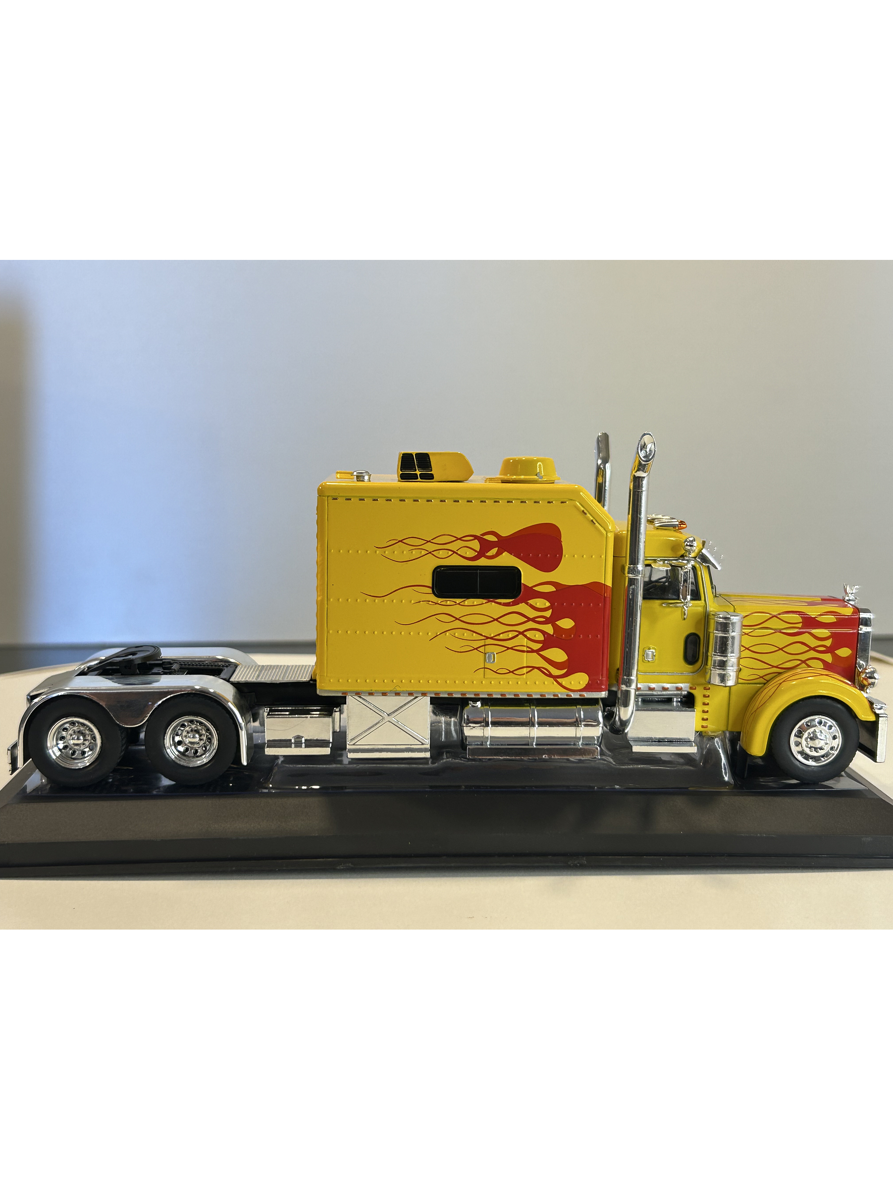 Peterbilt 379 Custom (2002) – IXO TR193.22 – Escala 1:43. – Camión americano clásico con sleeper y flamas 6