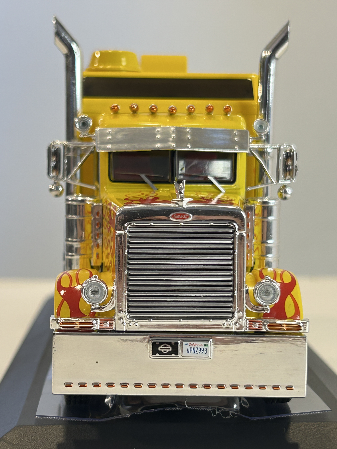 Peterbilt 379 Custom (2002) – IXO TR193.22 – Escala 1:43. – Camión americano clásico con sleeper y flamas 4