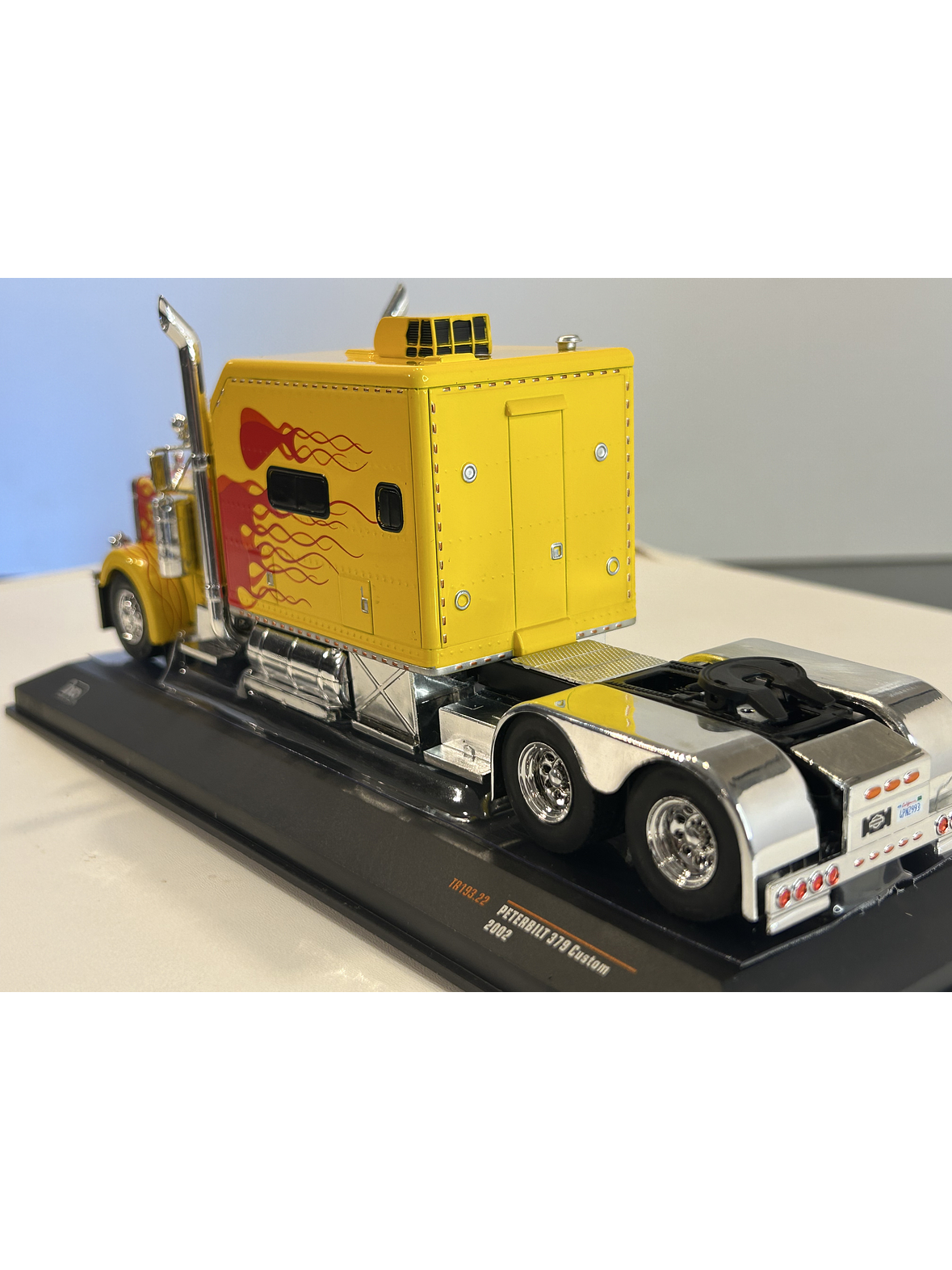 Peterbilt 379 Custom (2002) – IXO TR193.22 – Escala 1:43. – Camión americano clásico con sleeper y flamas 9