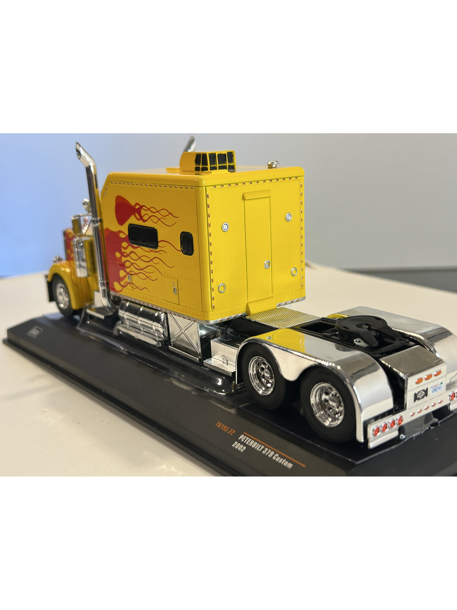Peterbilt 379 Custom (2002) – IXO TR193.22 – Escala 1:43. – Camión americano clásico con sleeper y flamas 9