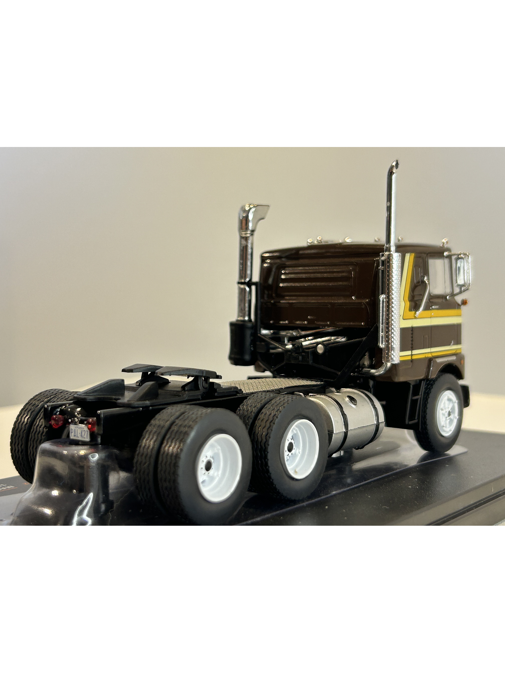 Camión Mack Serie F 1977 – Ixo Models. Escala 1:43 4