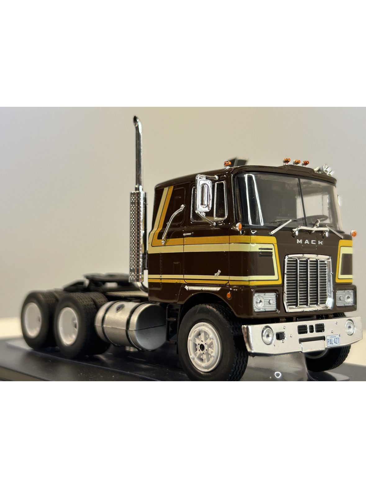 Camión Mack Serie F 1977 – Ixo Models. Escala 1:43 2