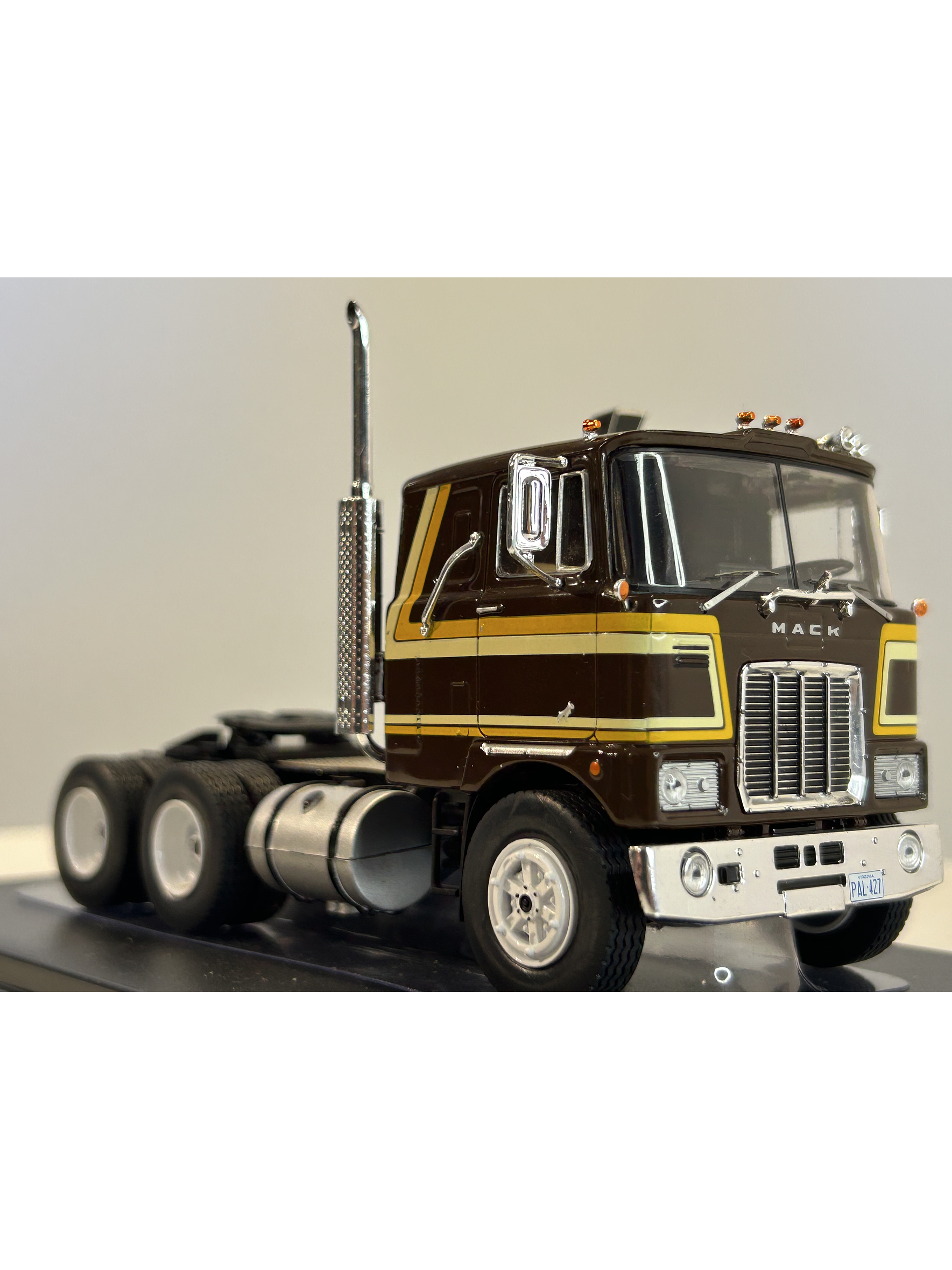 Camión Mack Serie F 1977 – Ixo Models. Escala 1:43 2