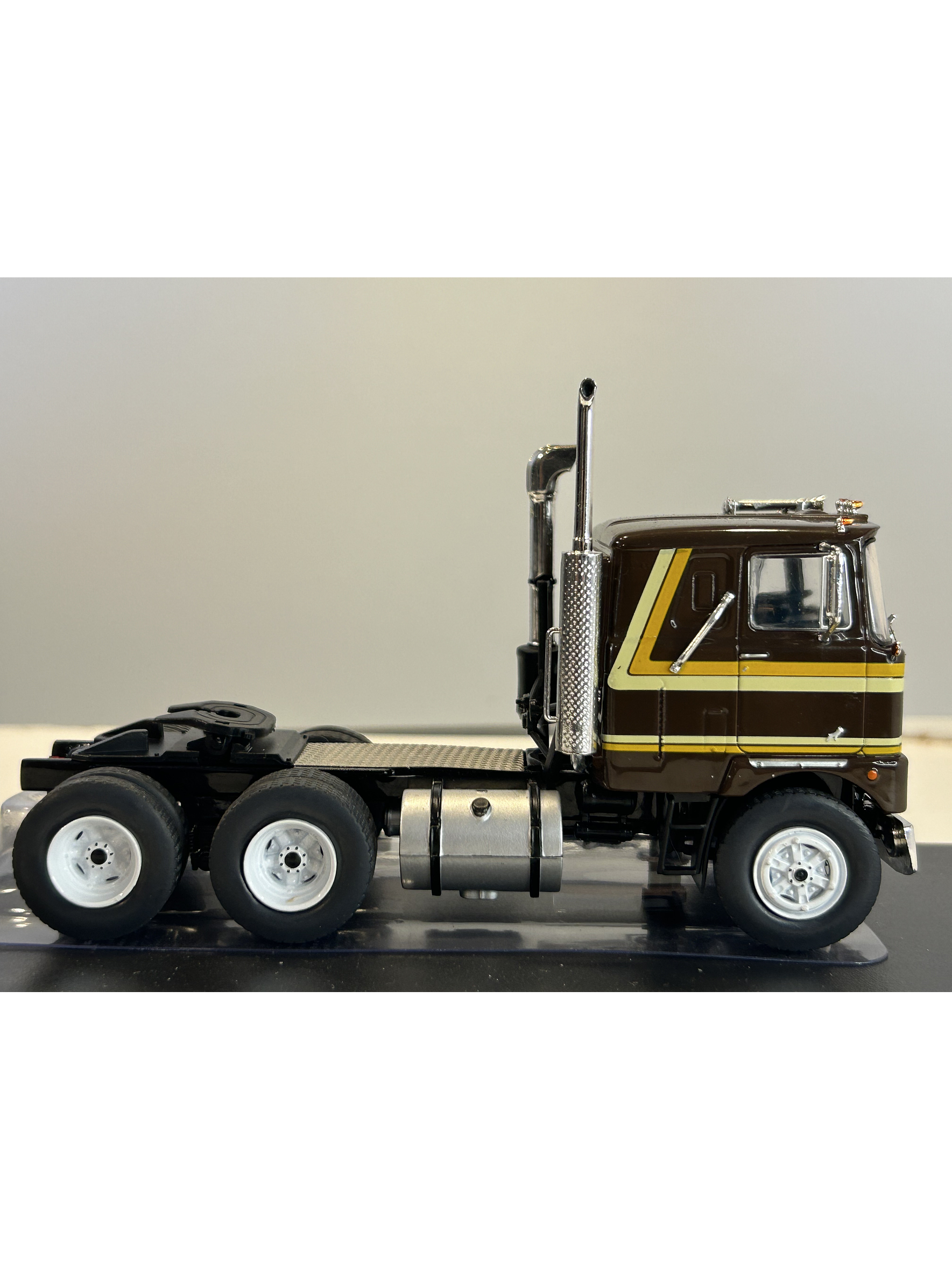 Camión Mack Serie F 1977 – Ixo Models. Escala 1:43 3