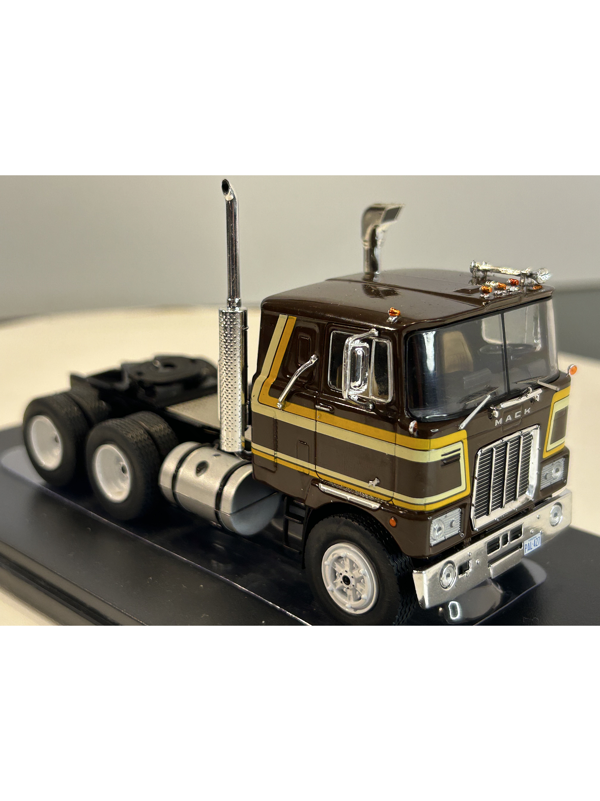 Camión Mack Serie F 1977 – Ixo Models. Escala 1:43 7