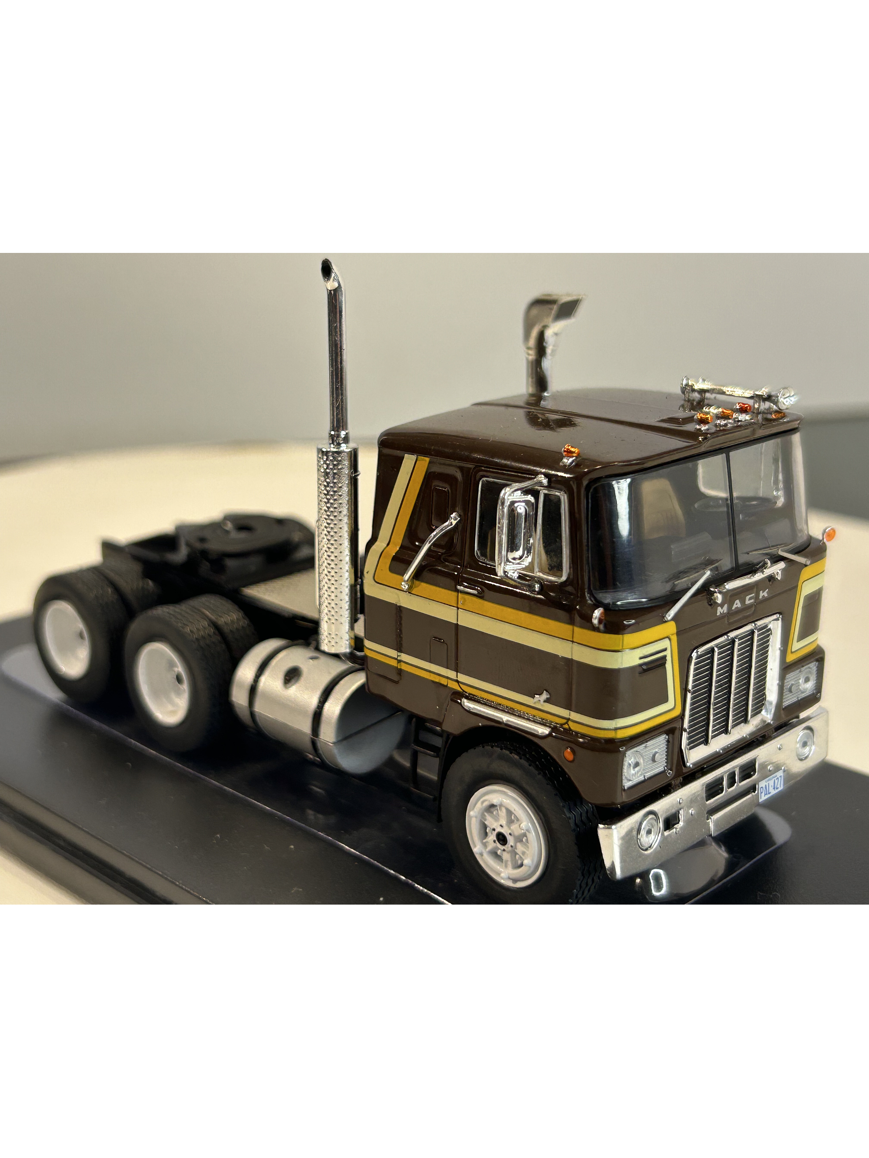 Camión Mack Serie F 1977 – Ixo Models. Escala 1:43 7