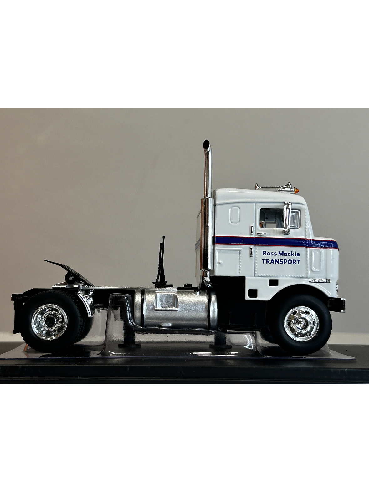 Camión Kenworth Bullnose 1950 Ross Mackie – Miniatura Ixo Models Escala 1:43 5