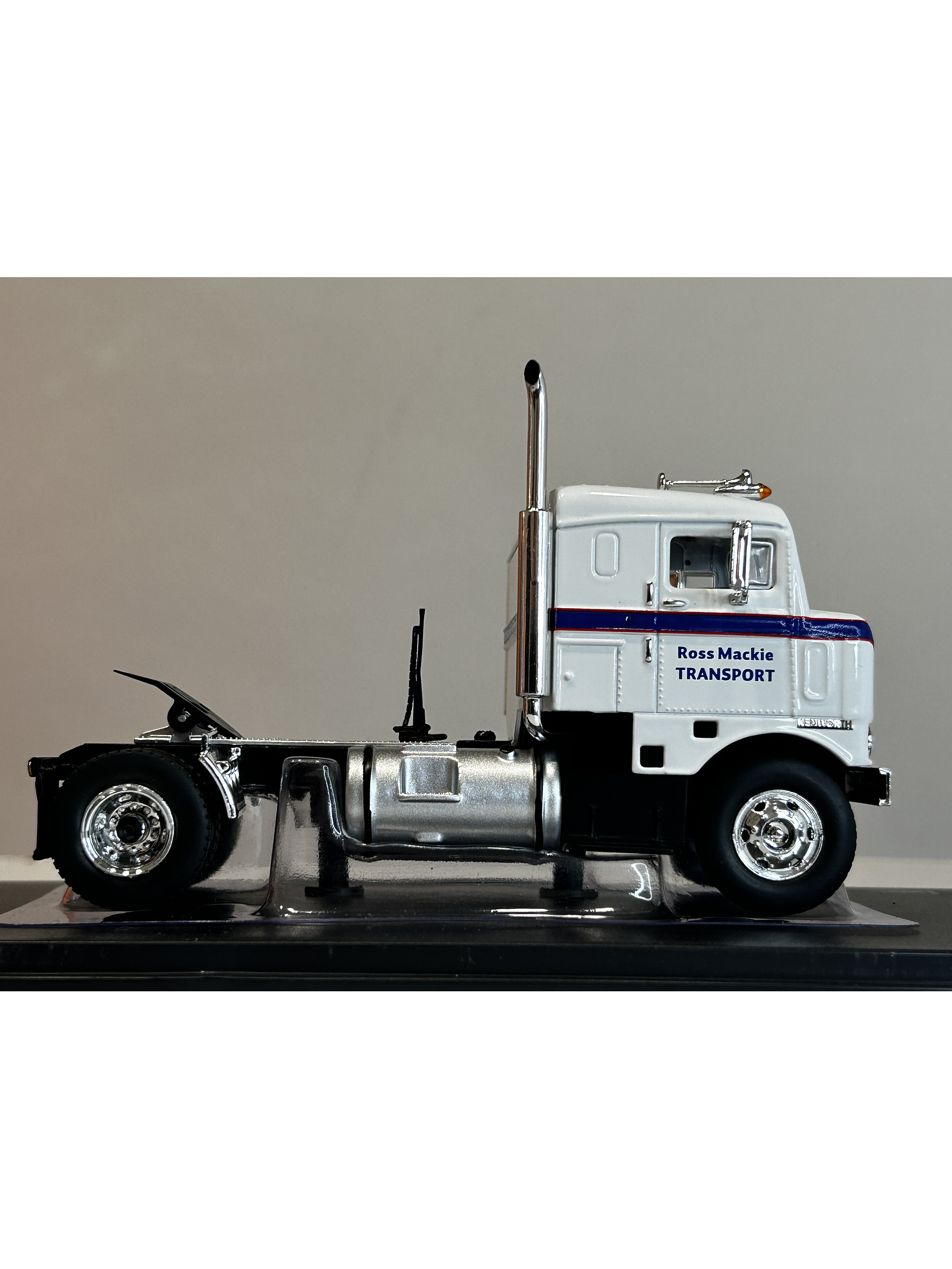 Camión Kenworth Bullnose 1950 Ross Mackie – Miniatura Ixo Models Escala 1:43 5