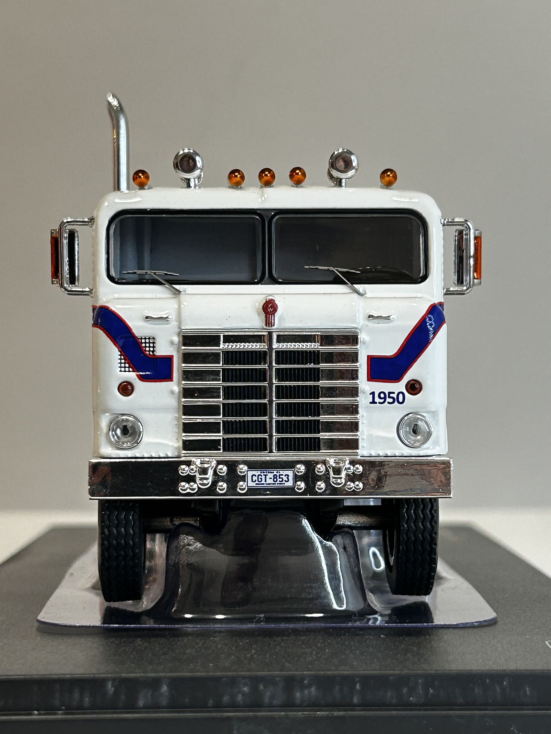 Camión Kenworth Bullnose 1950 Ross Mackie – Miniatura Ixo Models Escala 1:43 3