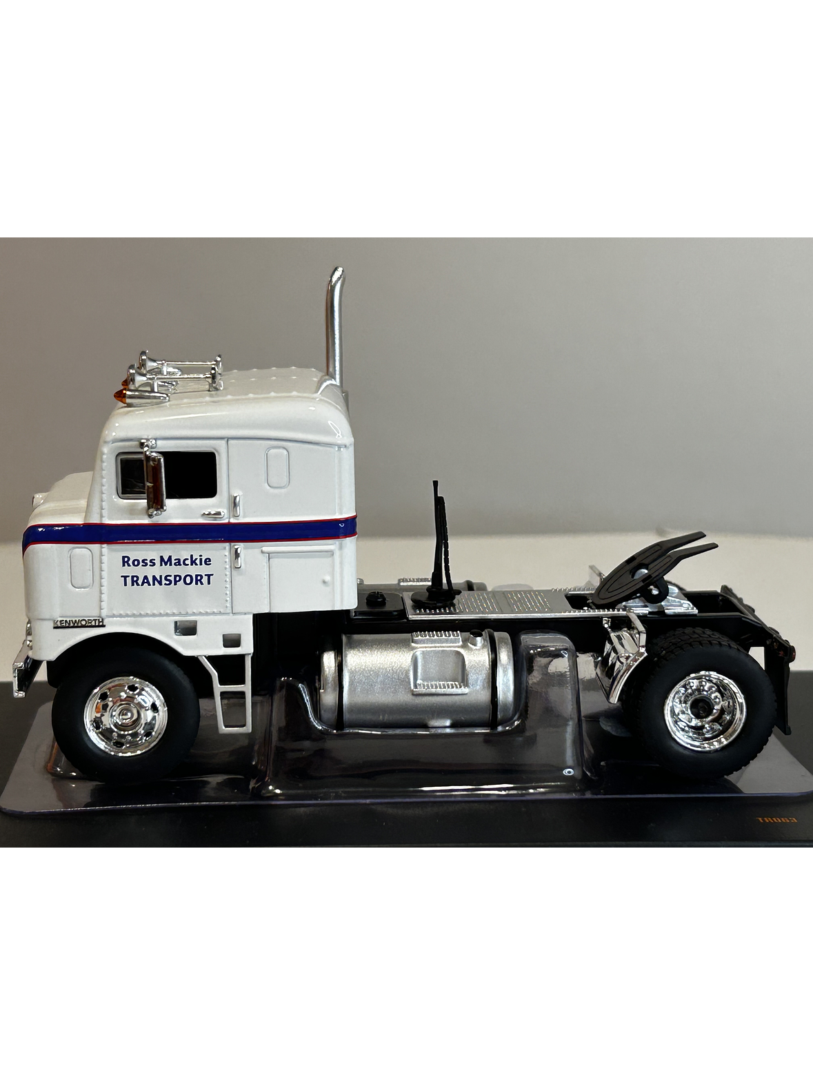 Camión Kenworth Bullnose 1950 Ross Mackie – Miniatura Ixo Models Escala 1:43 9