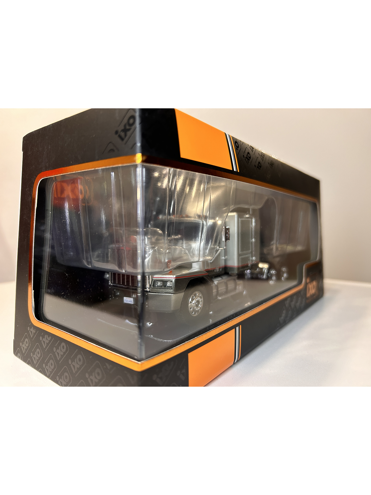 GMC General SBFA 1988 – IXO Models 1:43 – Clásico Americano 10