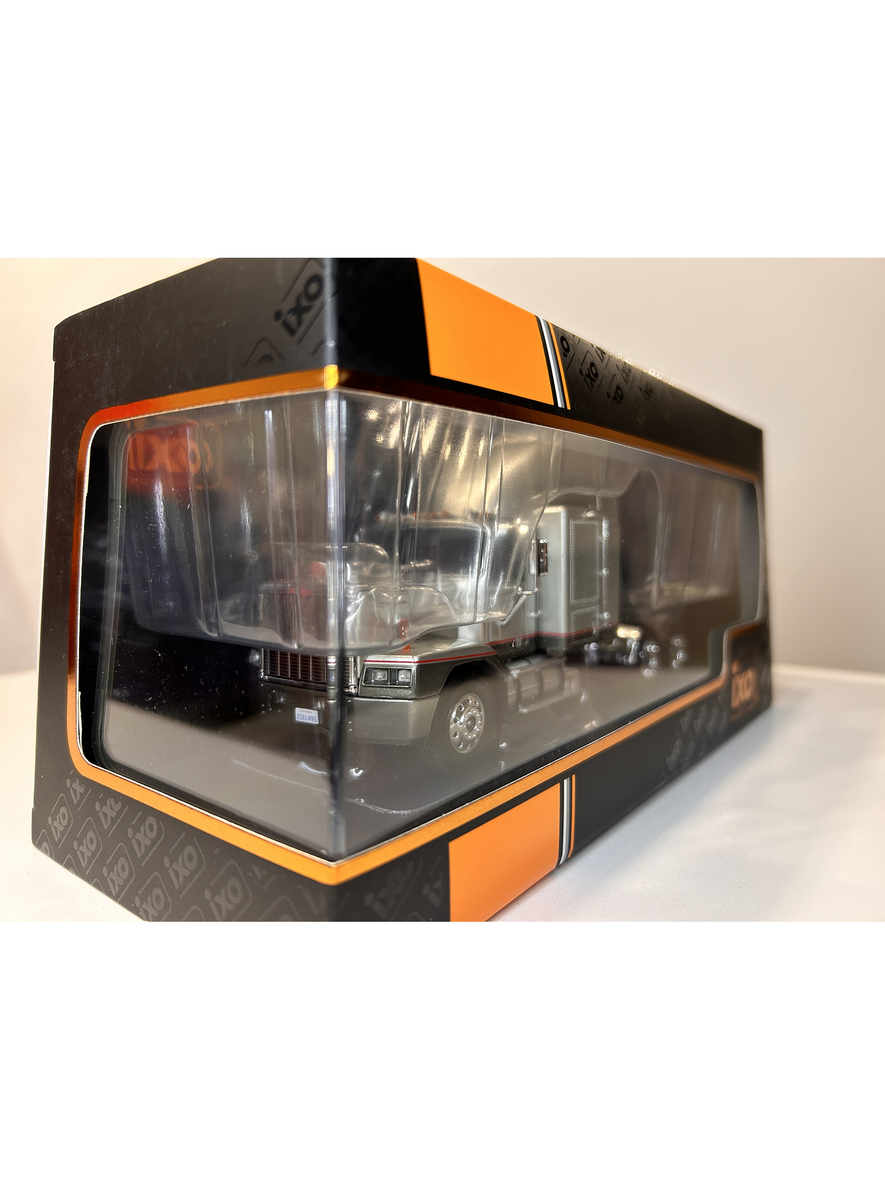 GMC General SBFA 1988 – IXO Models 1:43 – Clásico Americano 10