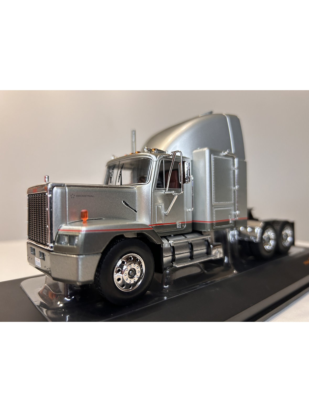 GMC General SBFA 1988 – IXO Models 1:43 – Clásico Americano 1