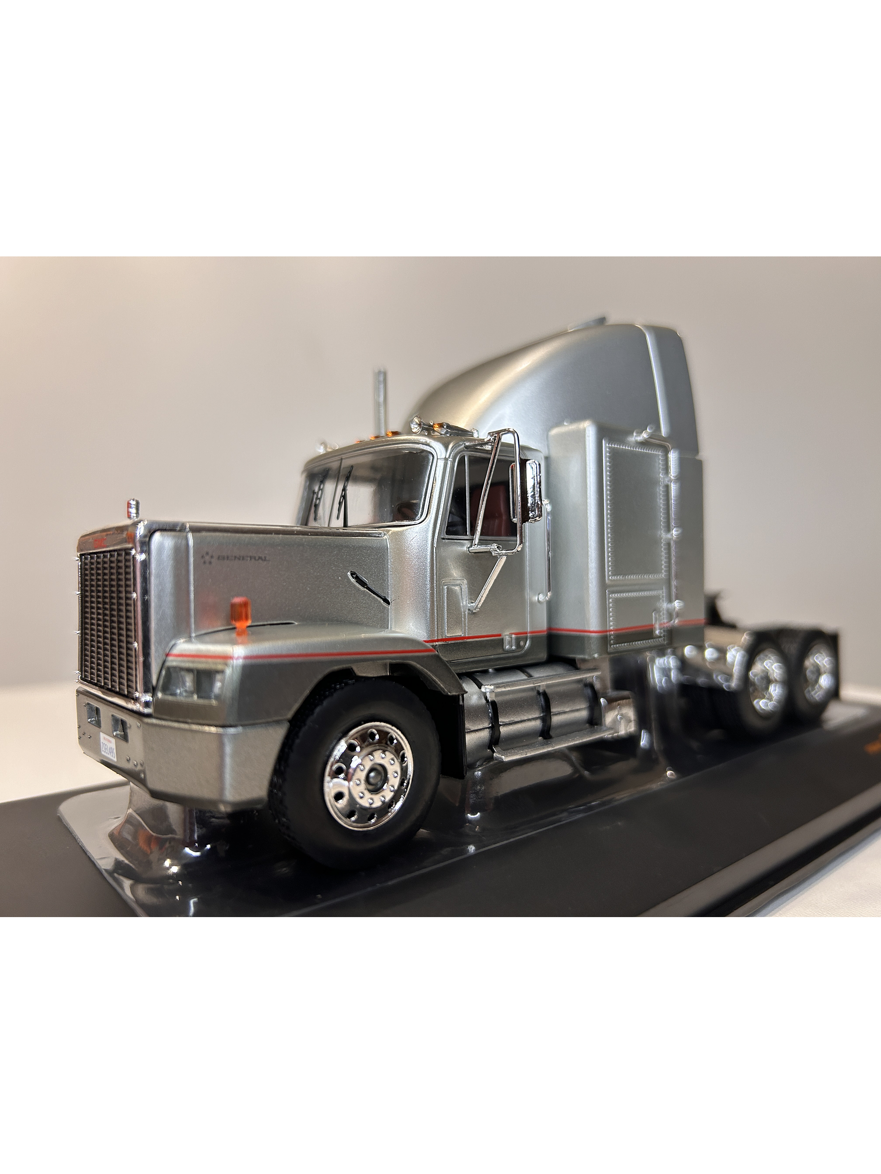 GMC General SBFA 1988 – IXO Models 1:43 – Clásico Americano 1