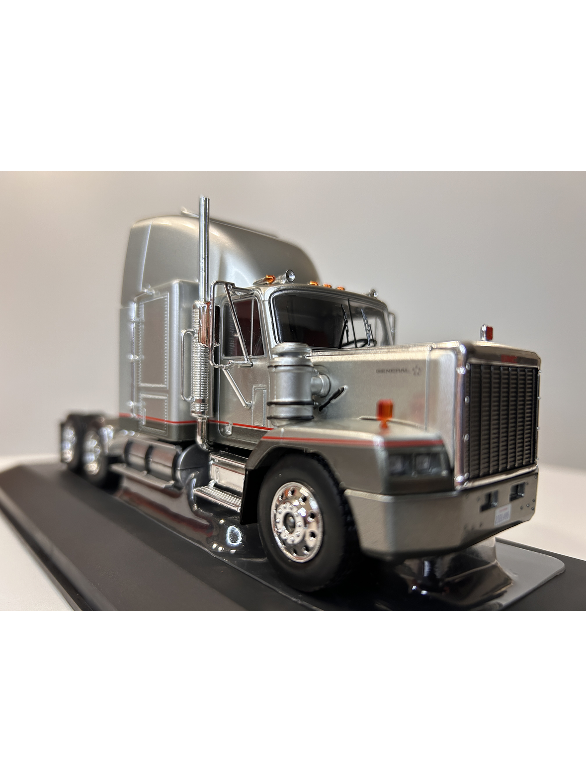 GMC General SBFA 1988 – IXO Models 1:43 – Clásico Americano 3