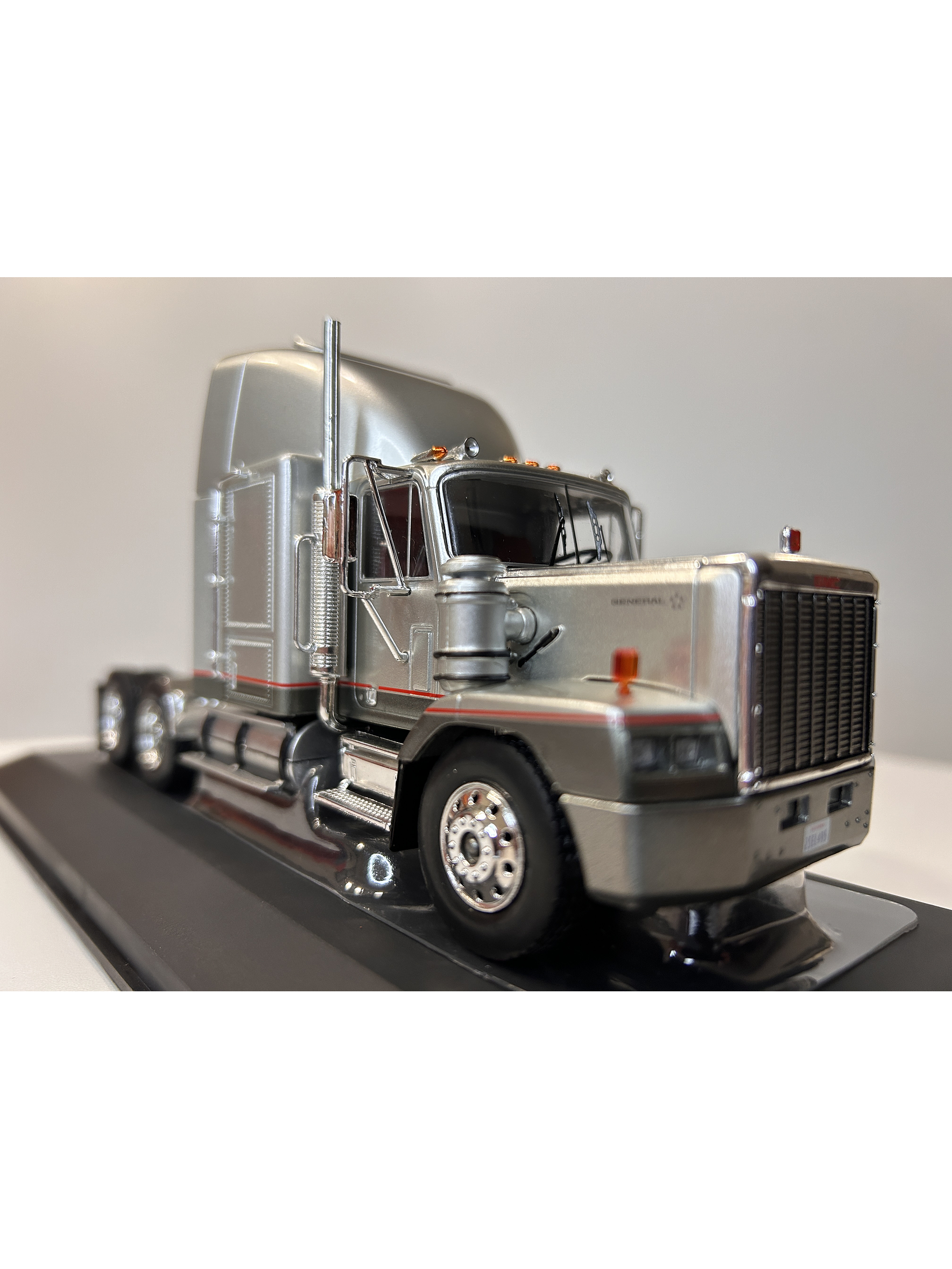 GMC General SBFA 1988 – IXO Models 1:43 – Clásico Americano 3