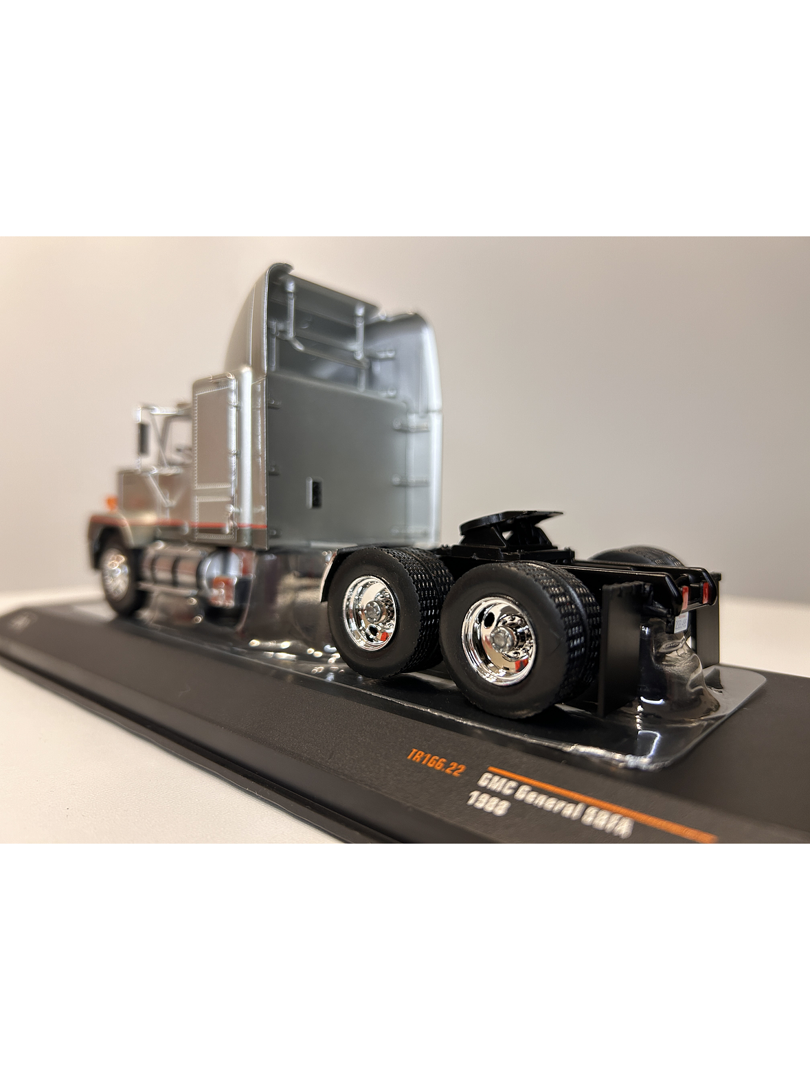 GMC General SBFA 1988 – IXO Models 1:43 – Clásico Americano 7