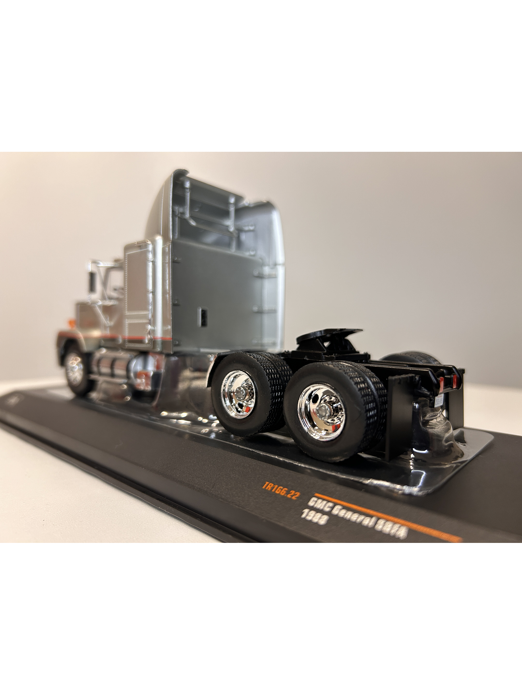 GMC General SBFA 1988 – IXO Models 1:43 – Clásico Americano 7