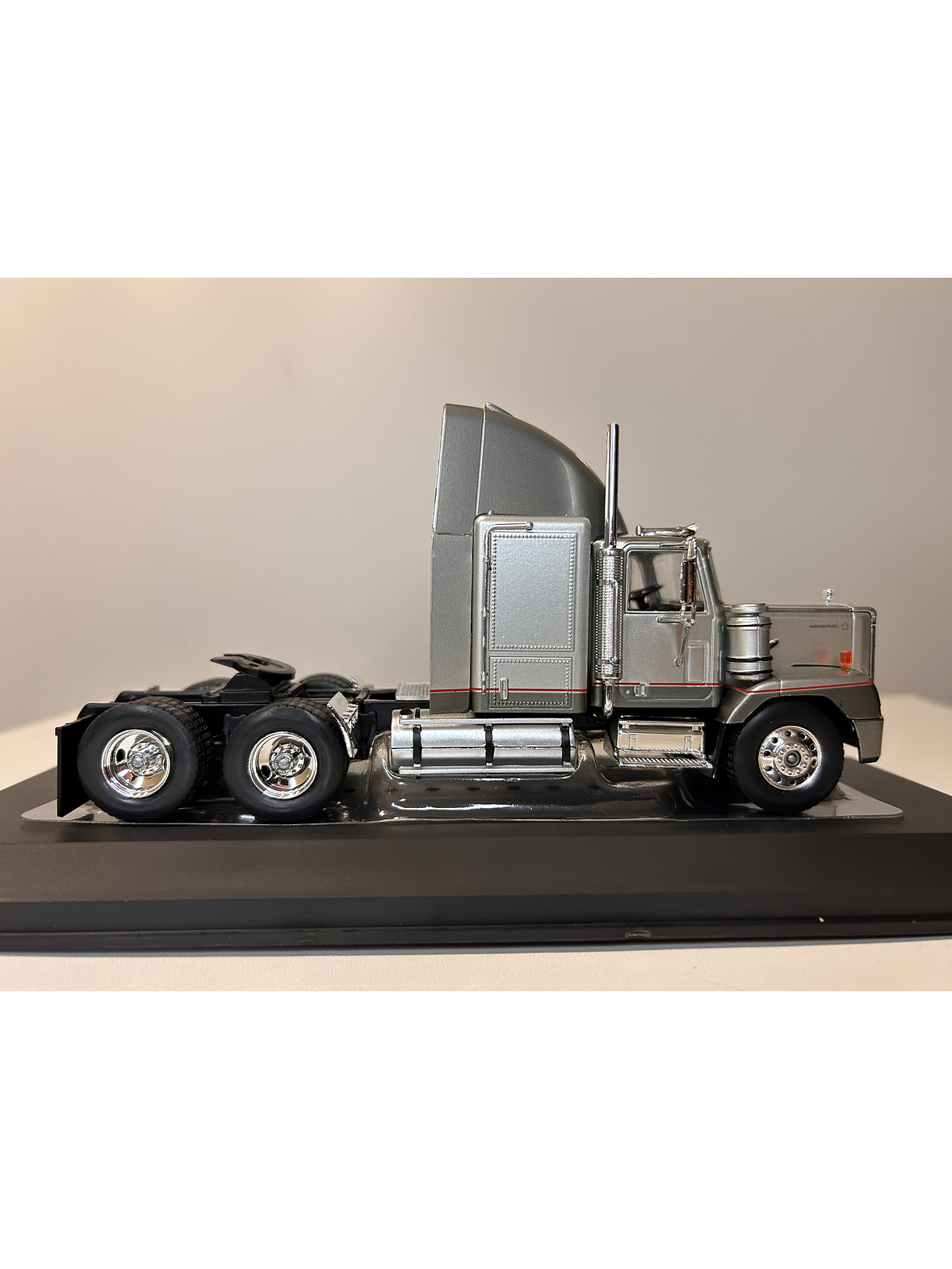 GMC General SBFA 1988 – IXO Models 1:43 – Clásico Americano 4