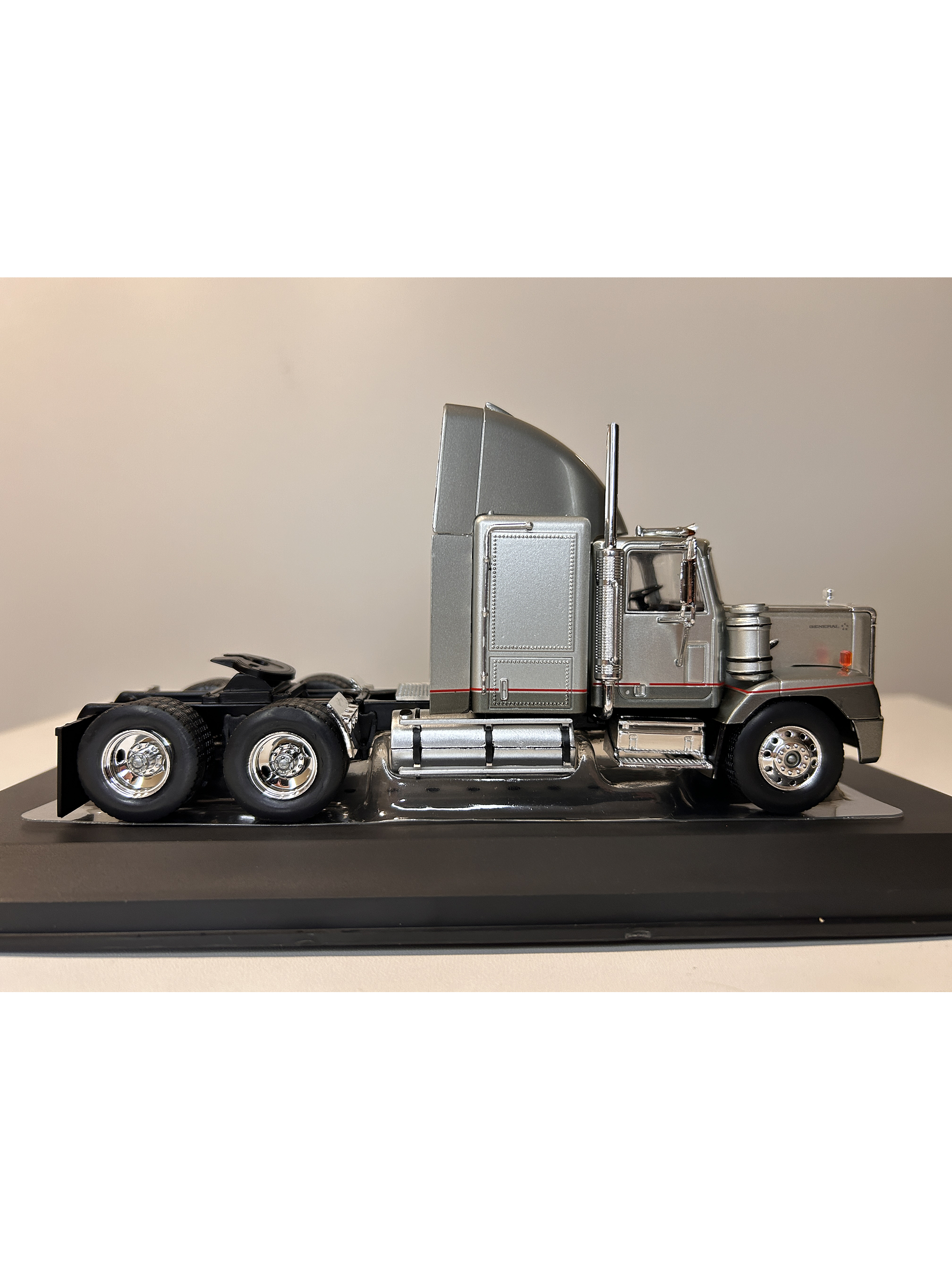 GMC General SBFA 1988 – IXO Models 1:43 – Clásico Americano 4