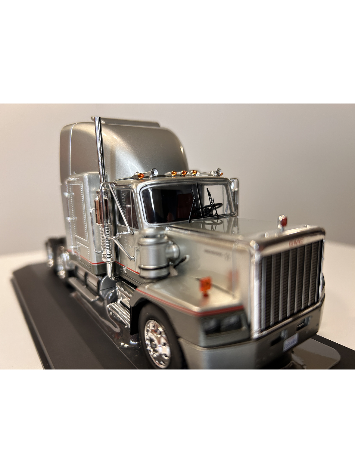 GMC General SBFA 1988 – IXO Models 1:43 – Clásico Americano 9
