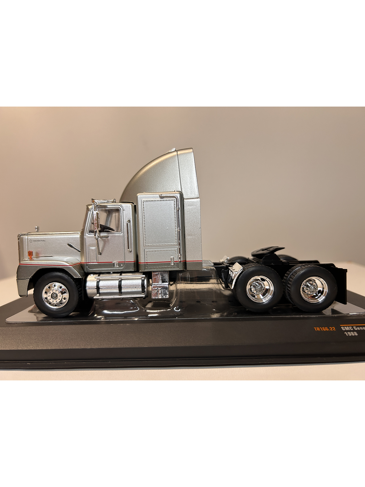 GMC General SBFA 1988 – IXO Models 1:43 – Clásico Americano 8