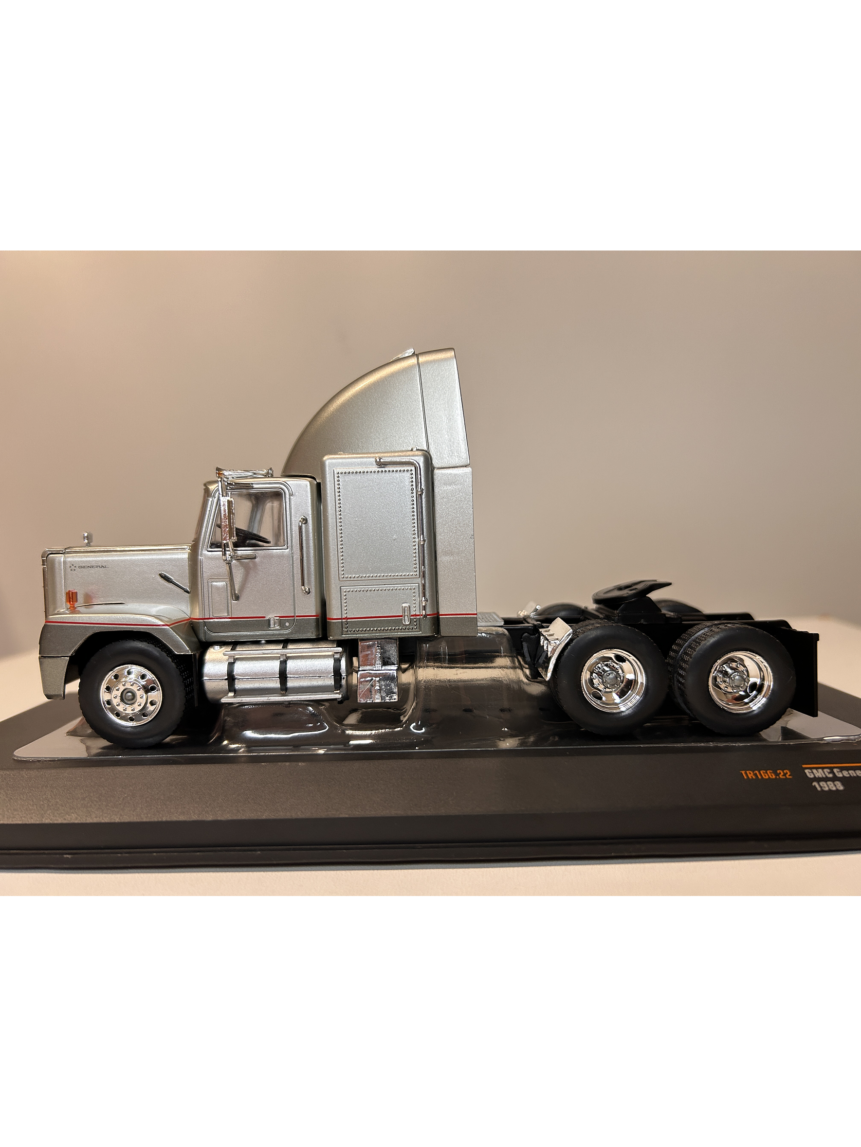 GMC General SBFA 1988 – IXO Models 1:43 – Clásico Americano 8