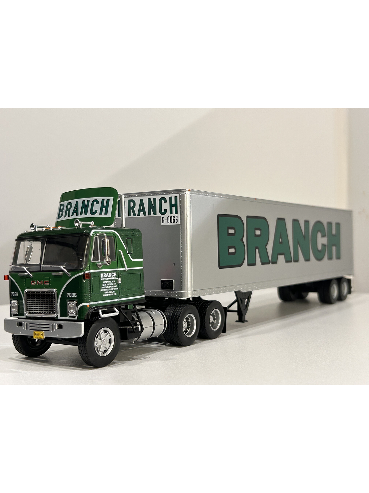GMC Astro 95 1980 – IXO Models 1:43 – Branch Transport Clásico Cabover 1