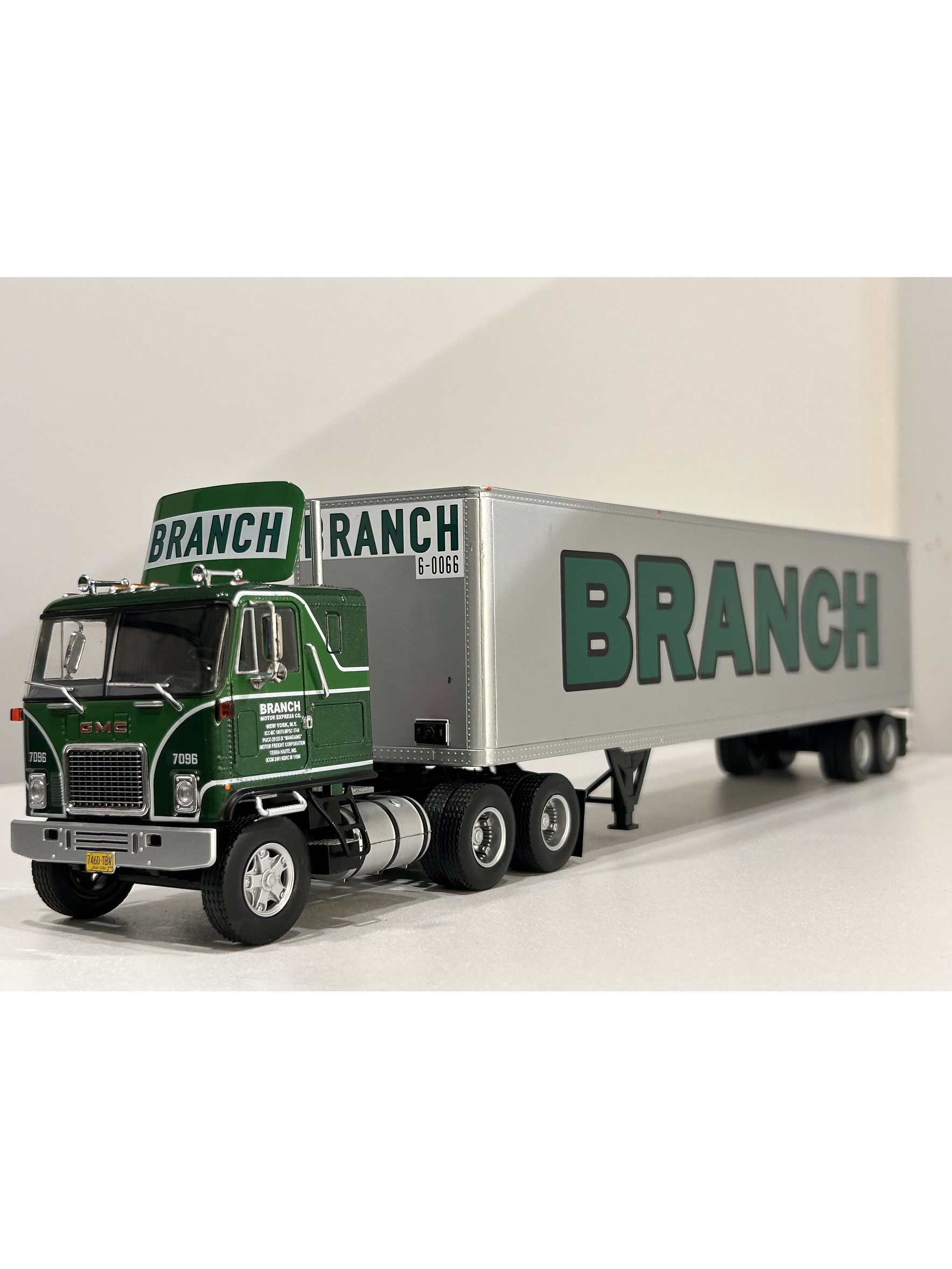 GMC Astro 95 1980 – IXO Models 1:43 – Branch Transport Clásico Cabover 1