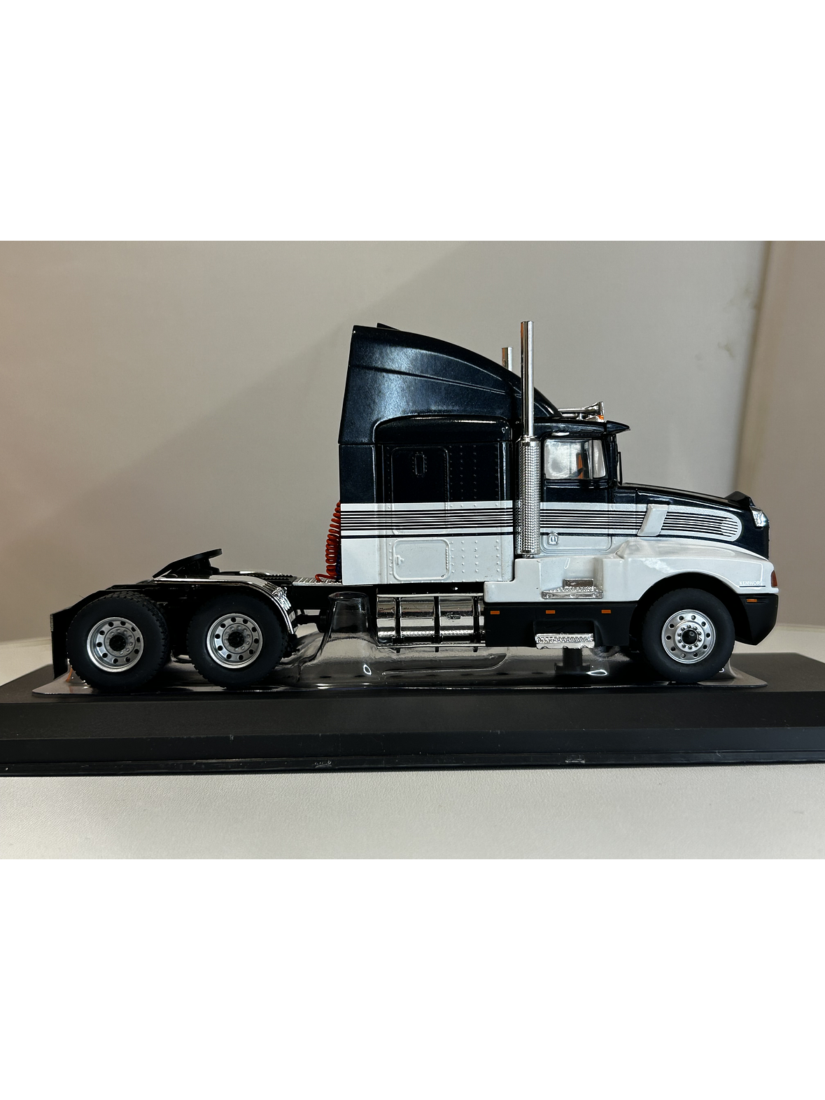 Camión Kenworth T600 1986 – Ixo Models 1:43 | Historia y Nostalgia en Chile 4