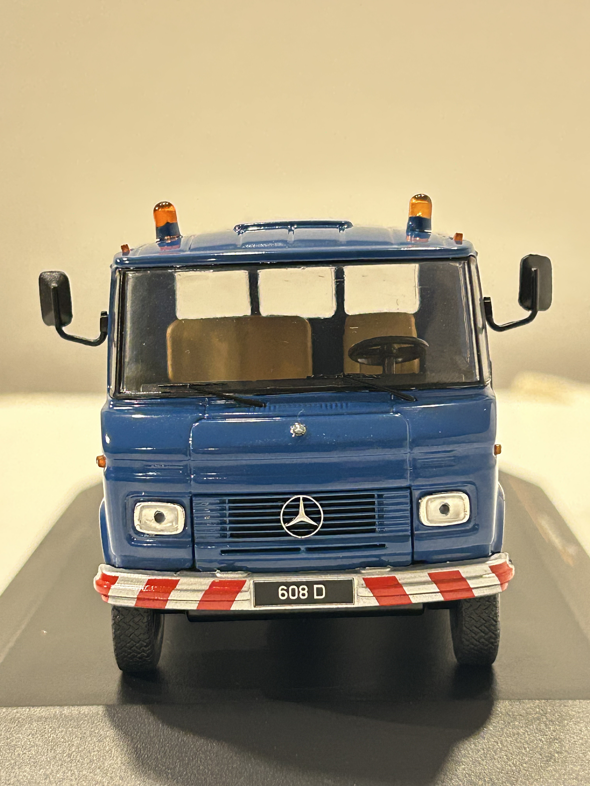 Mercedes-Benz L608D 1980 – Ixo Models 1:43 – Clásico del transporte chileno 3
