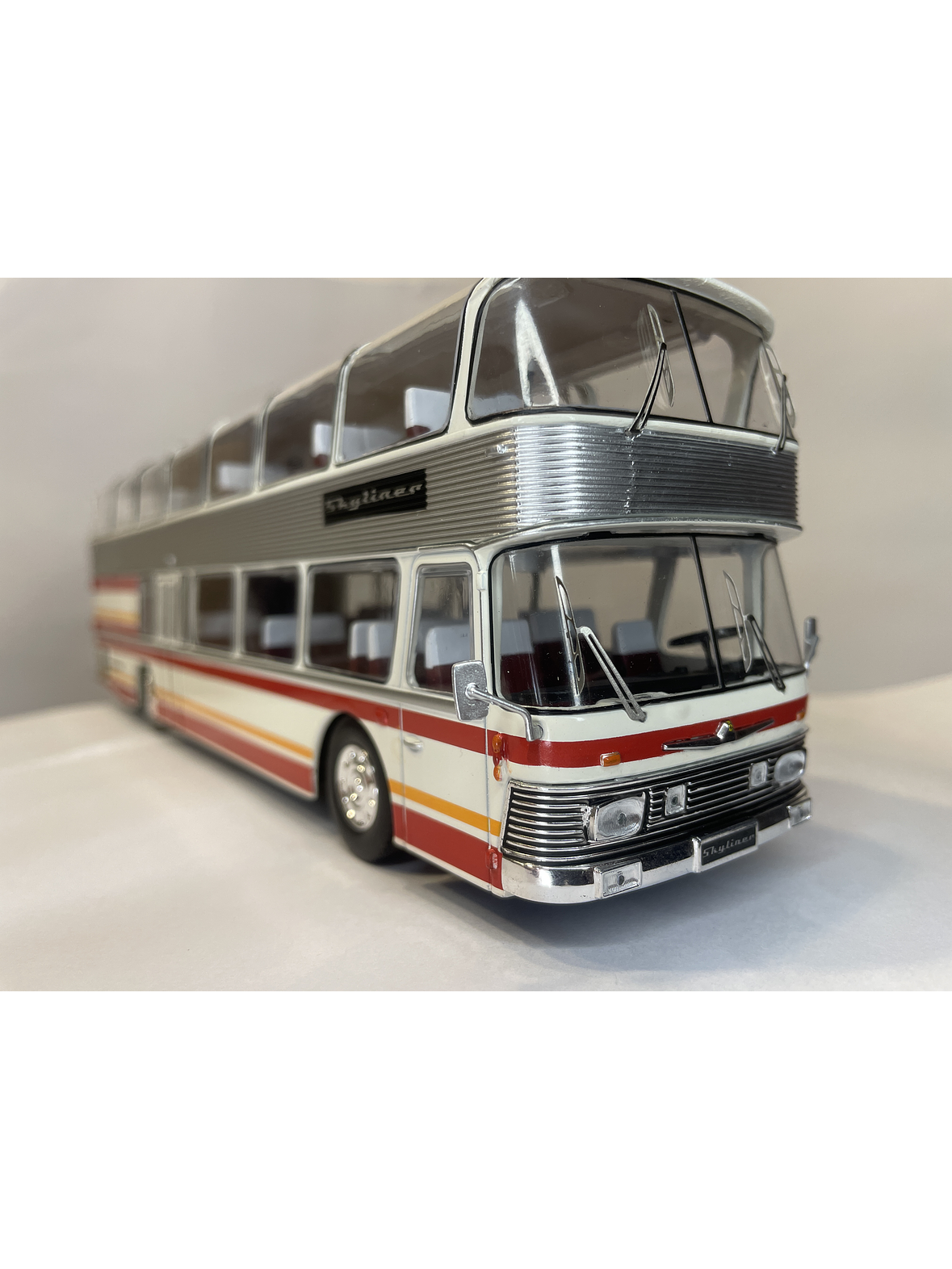 Bus Neoplan Skyliner NH 22L – Miniatura Ixo Models Escala 1:43 (Doble piso de lujo) 4