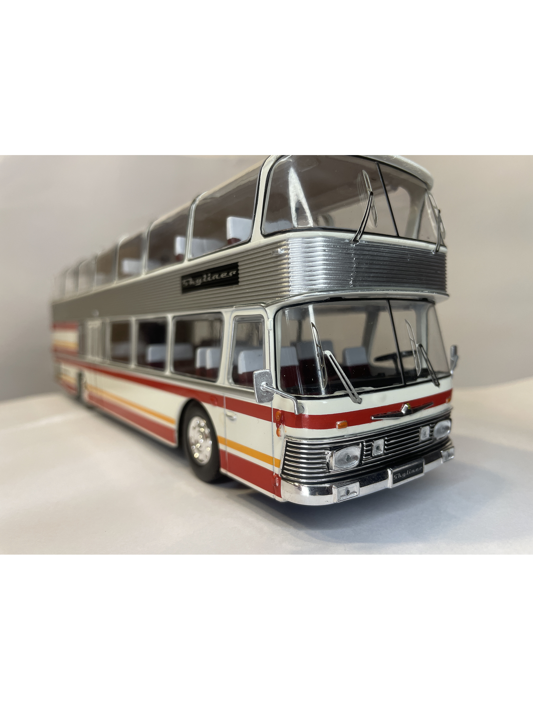Bus Neoplan Skyliner NH 22L – Miniatura Ixo Models Escala 1:43 (Doble piso de lujo) 4