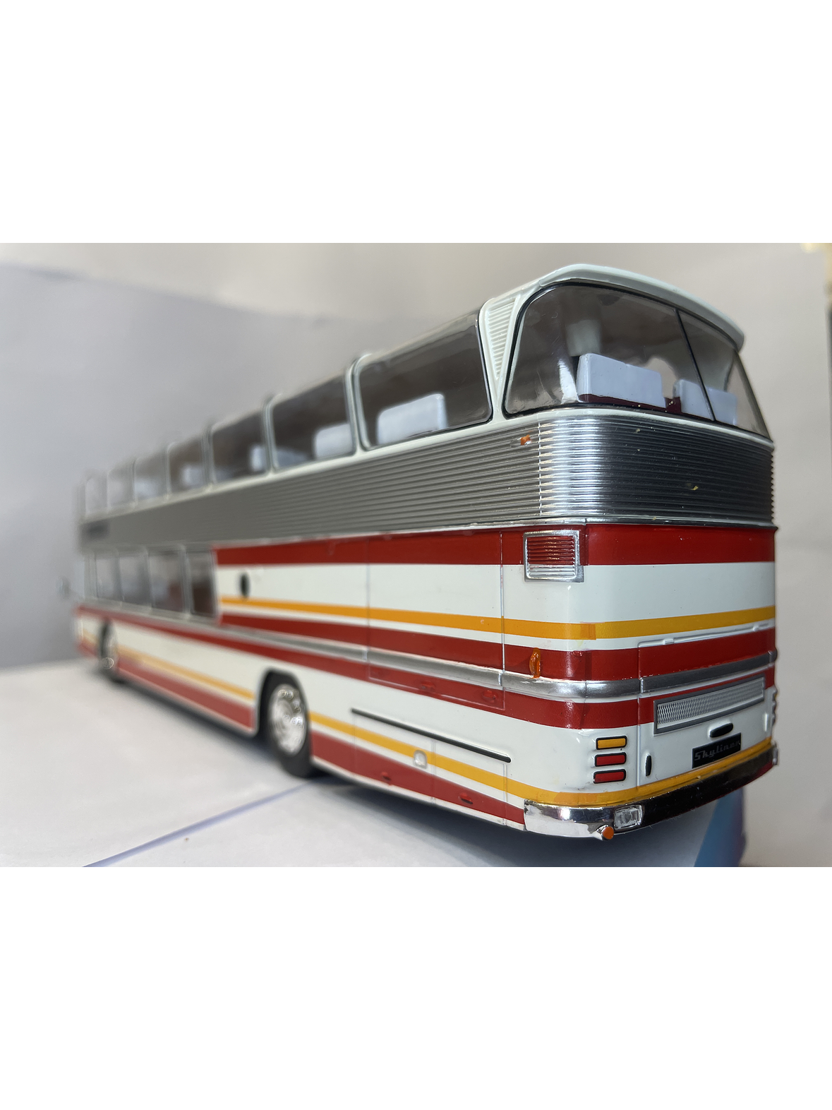 Bus Neoplan Skyliner NH 22L – Miniatura Ixo Models Escala 1:43 (Doble piso de lujo) 8
