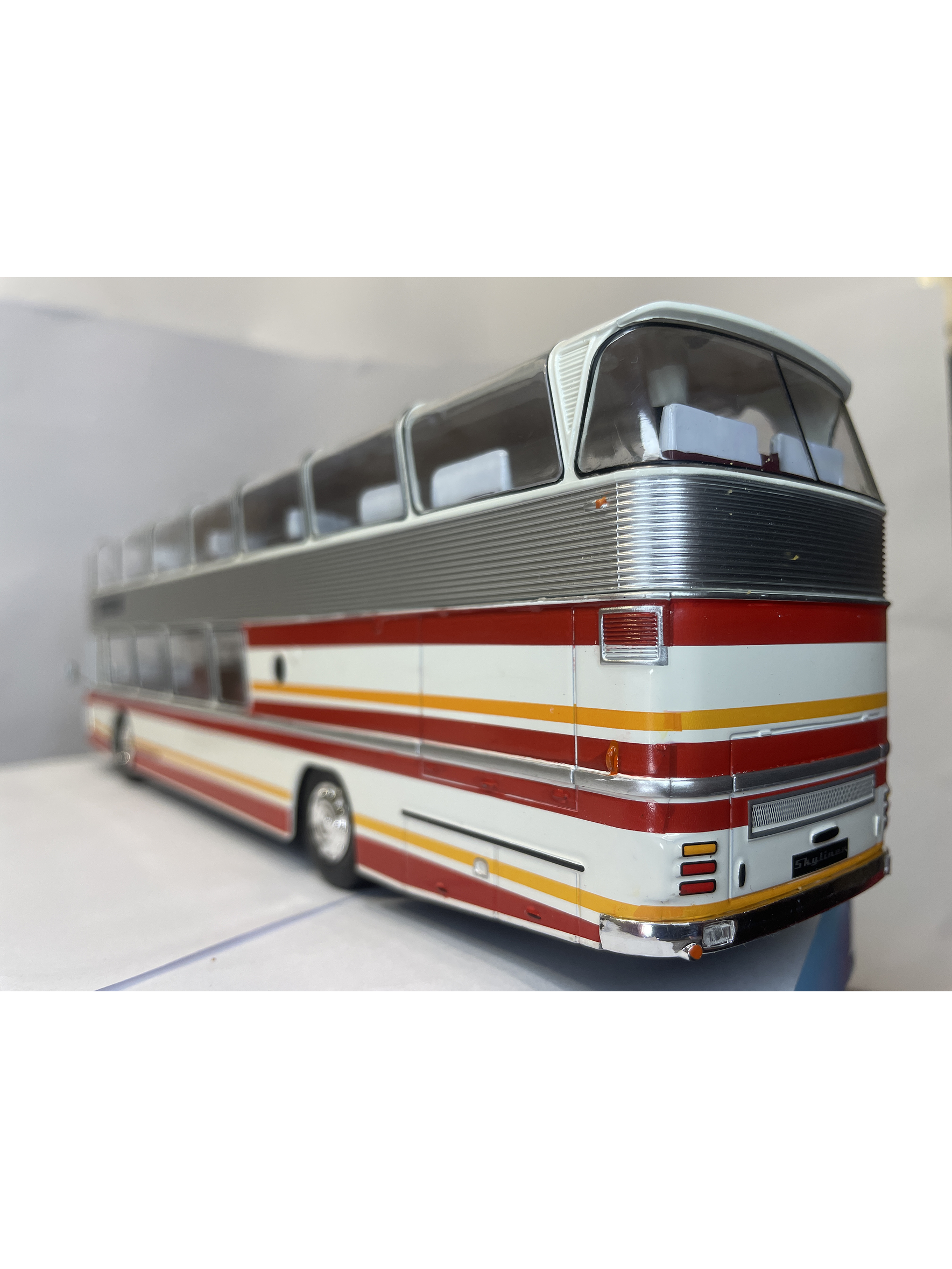 Bus Neoplan Skyliner NH 22L – Miniatura Ixo Models Escala 1:43 (Doble piso de lujo) 8