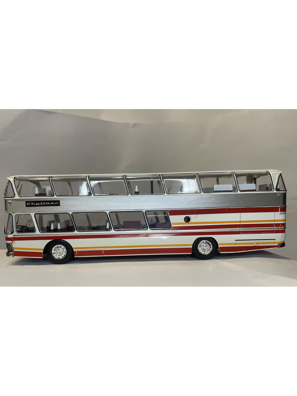 Bus Neoplan Skyliner NH 22L – Miniatura Ixo Models Escala 1:43 (Doble piso de lujo) 9