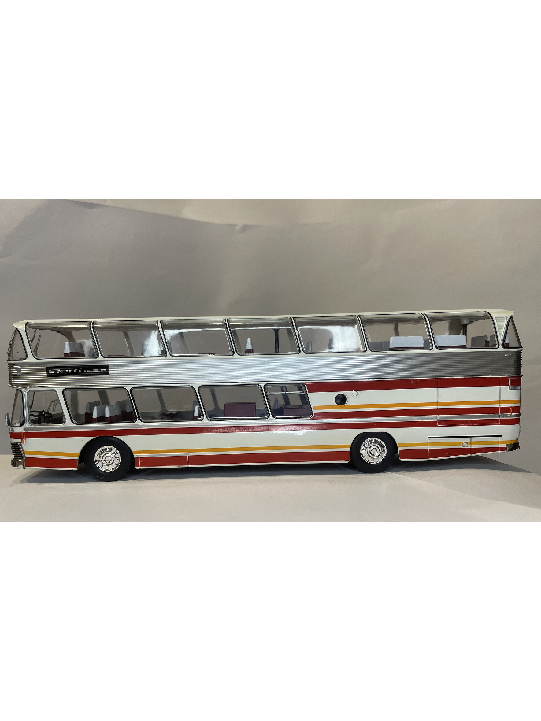 Bus Neoplan Skyliner NH 22L – Miniatura Ixo Models Escala 1:43 (Doble piso de lujo) 9