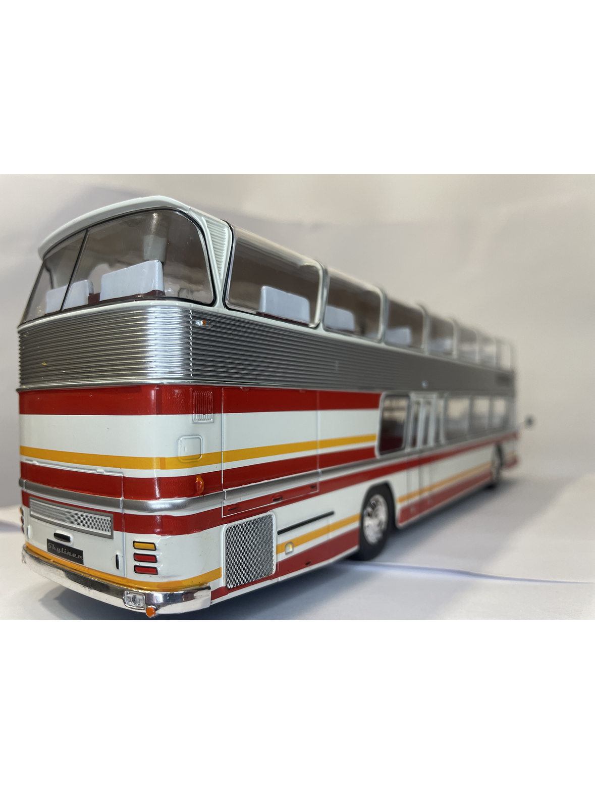 Bus Neoplan Skyliner NH 22L – Miniatura Ixo Models Escala 1:43 (Doble piso de lujo) 6