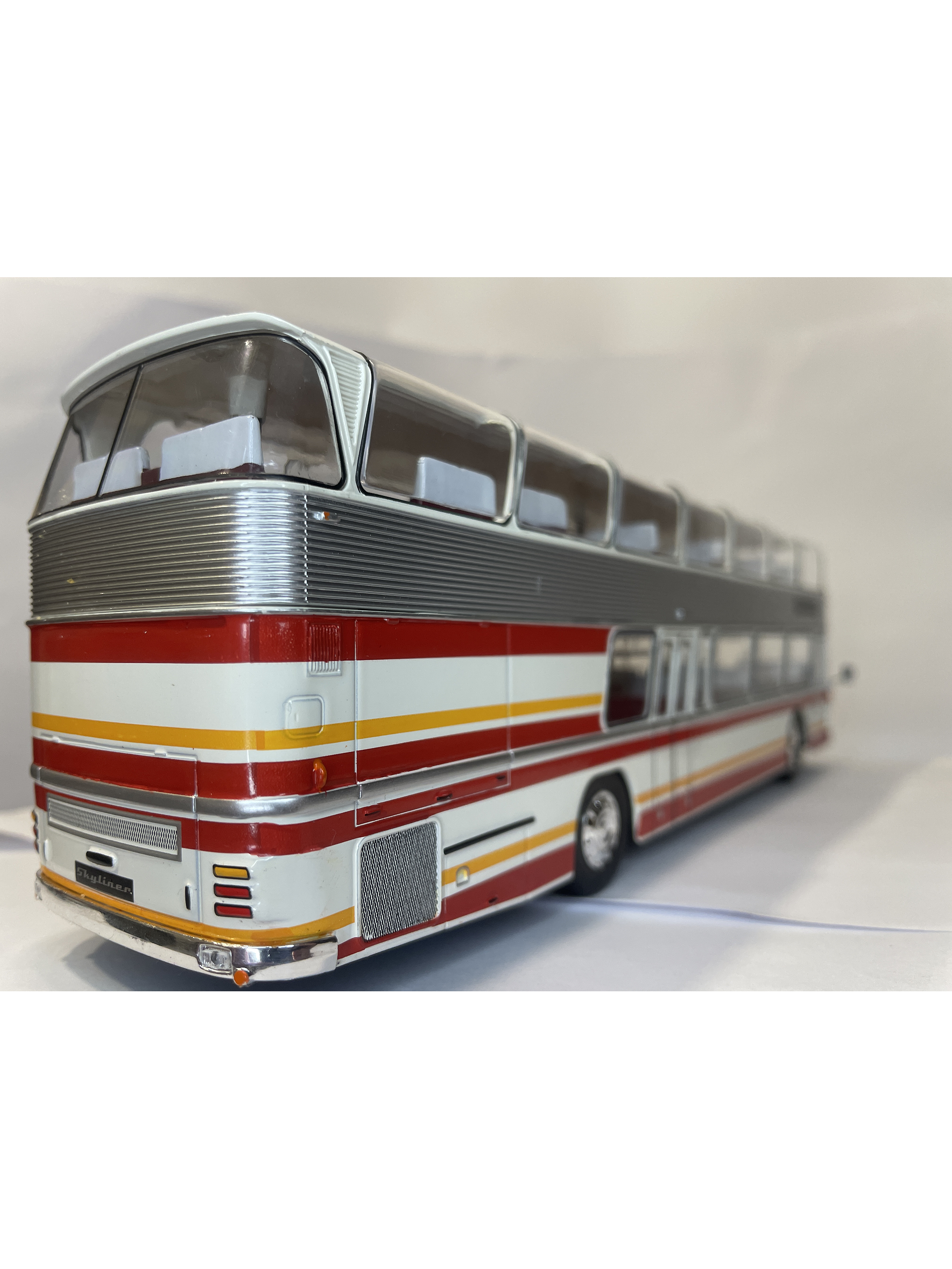 Bus Neoplan Skyliner NH 22L – Miniatura Ixo Models Escala 1:43 (Doble piso de lujo) 6
