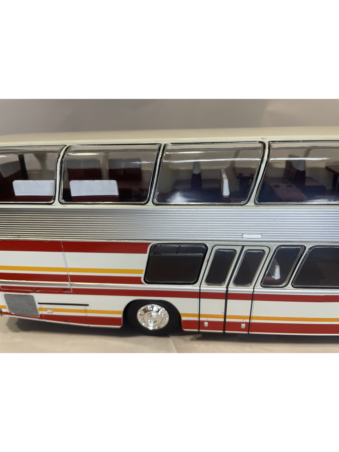Bus Neoplan Skyliner NH 22L – Miniatura Ixo Models Escala 1:43 (Doble piso de lujo) 11