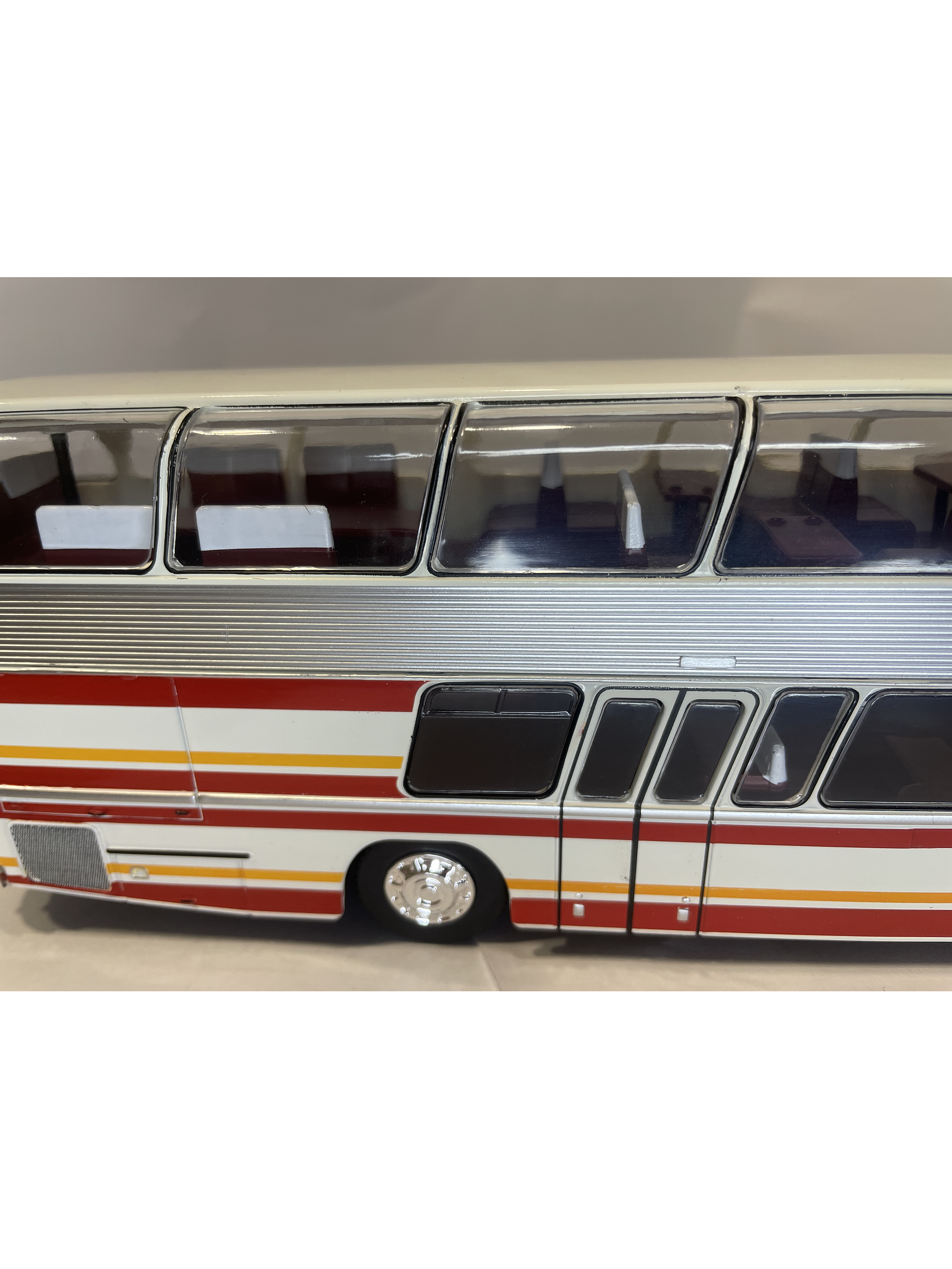Bus Neoplan Skyliner NH 22L – Miniatura Ixo Models Escala 1:43 (Doble piso de lujo) 11