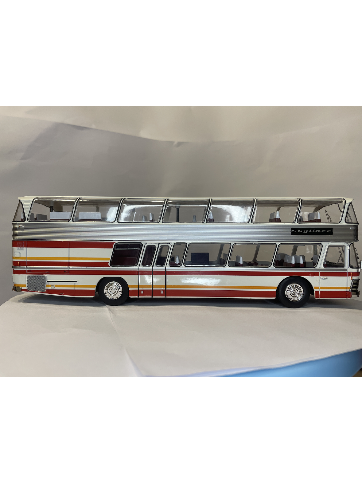 Bus Neoplan Skyliner NH 22L – Miniatura Ixo Models Escala 1:43 (Doble piso de lujo) 5