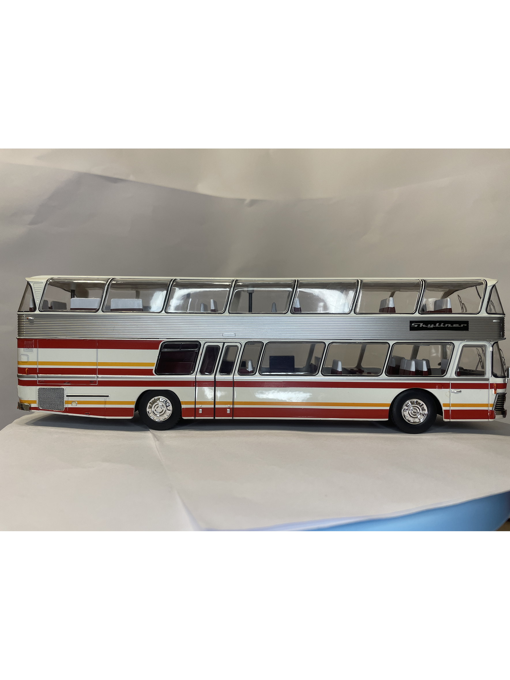 Bus Neoplan Skyliner NH 22L – Miniatura Ixo Models Escala 1:43 (Doble piso de lujo) 5