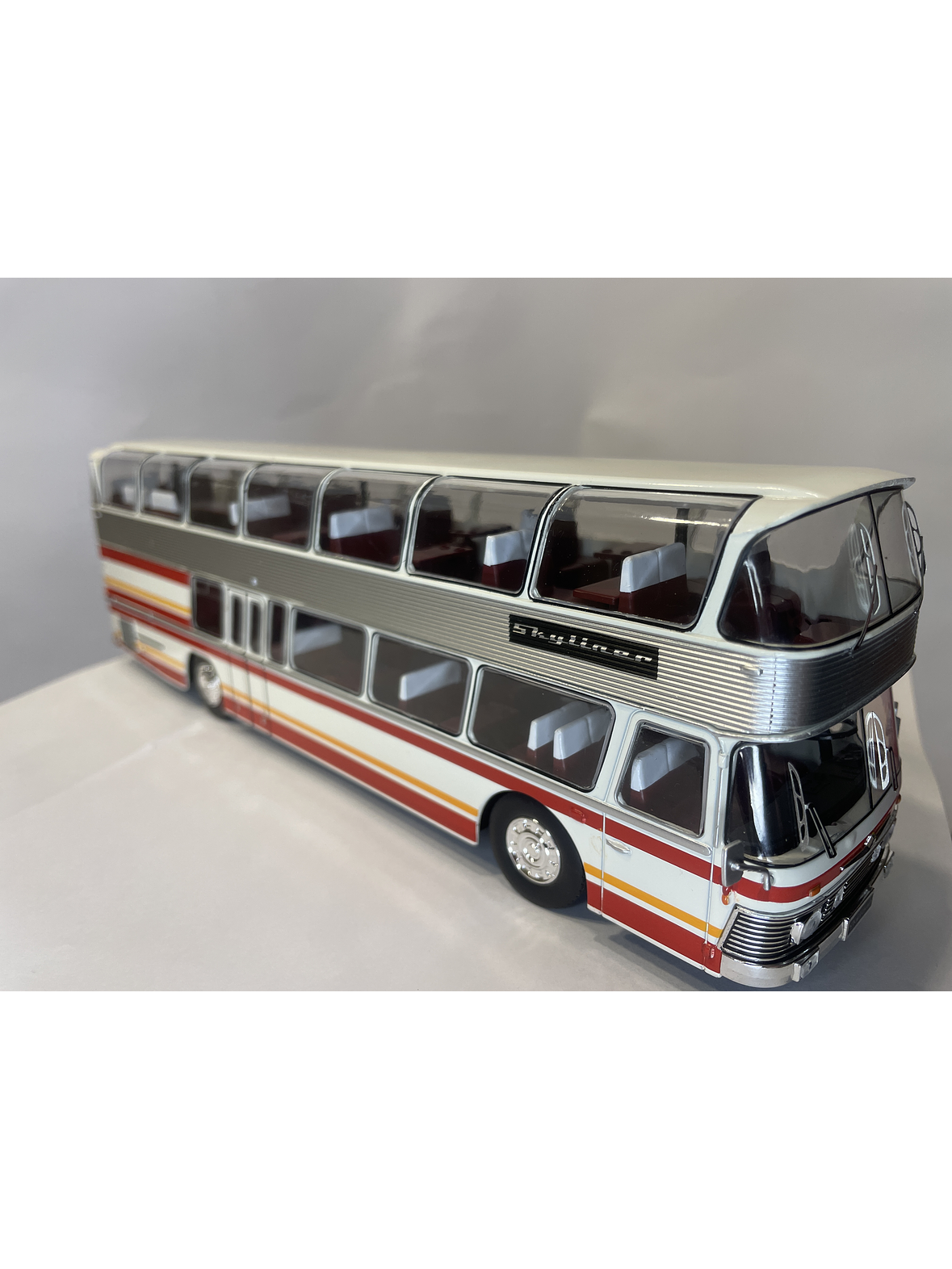 Bus Neoplan Skyliner NH 22L – Miniatura Ixo Models Escala 1:43 (Doble piso de lujo) 12