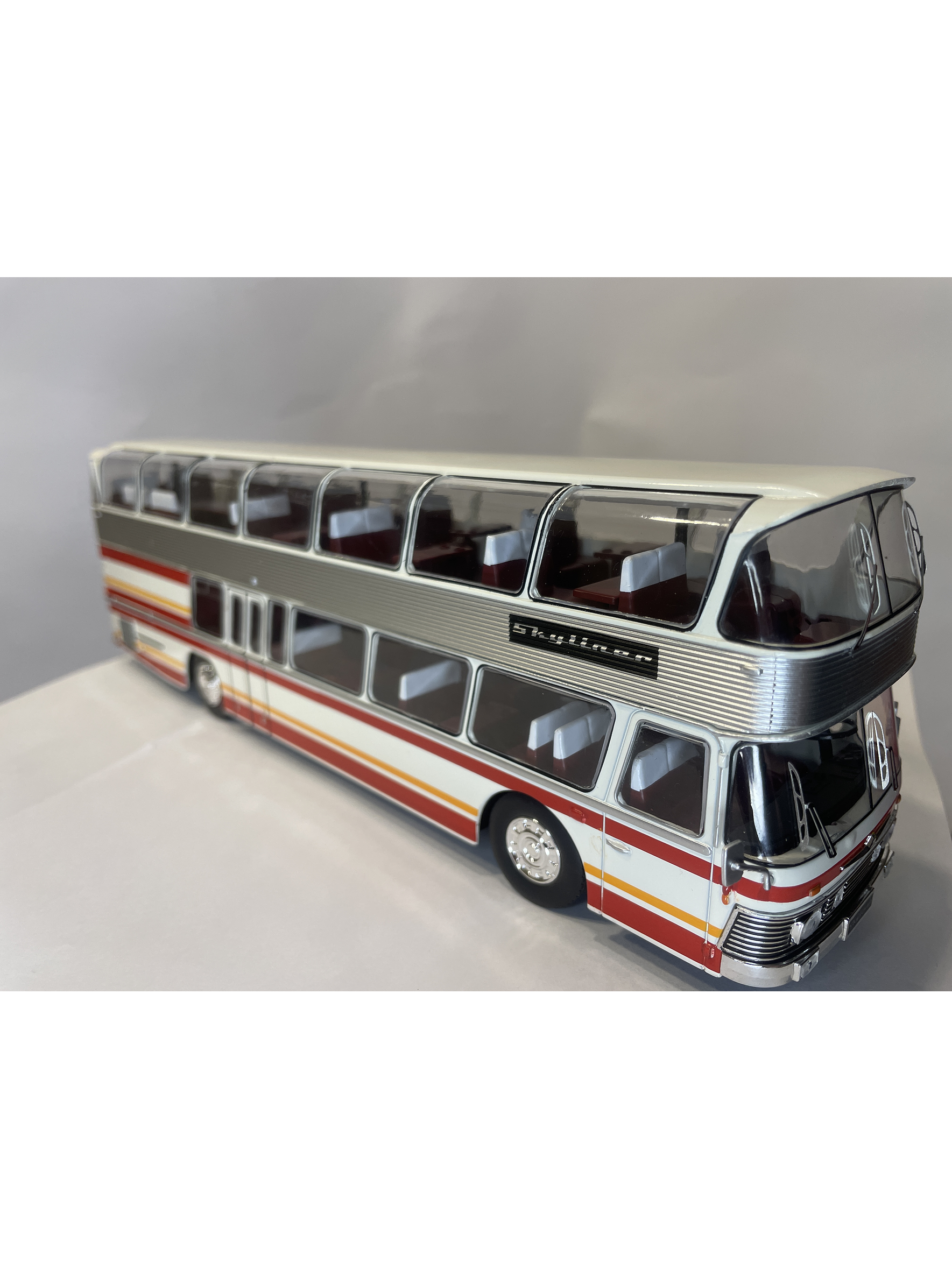 Bus Neoplan Skyliner NH 22L – Miniatura Ixo Models Escala 1:43 (Doble piso de lujo) 12